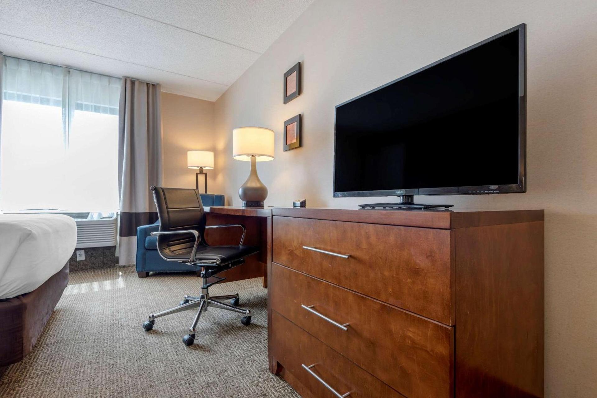 Comfort Inn The Pointe photo 18