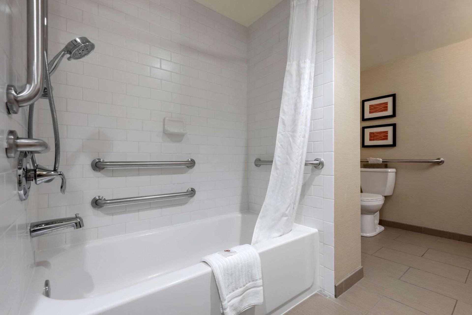 Comfort Inn The Pointe photo 21