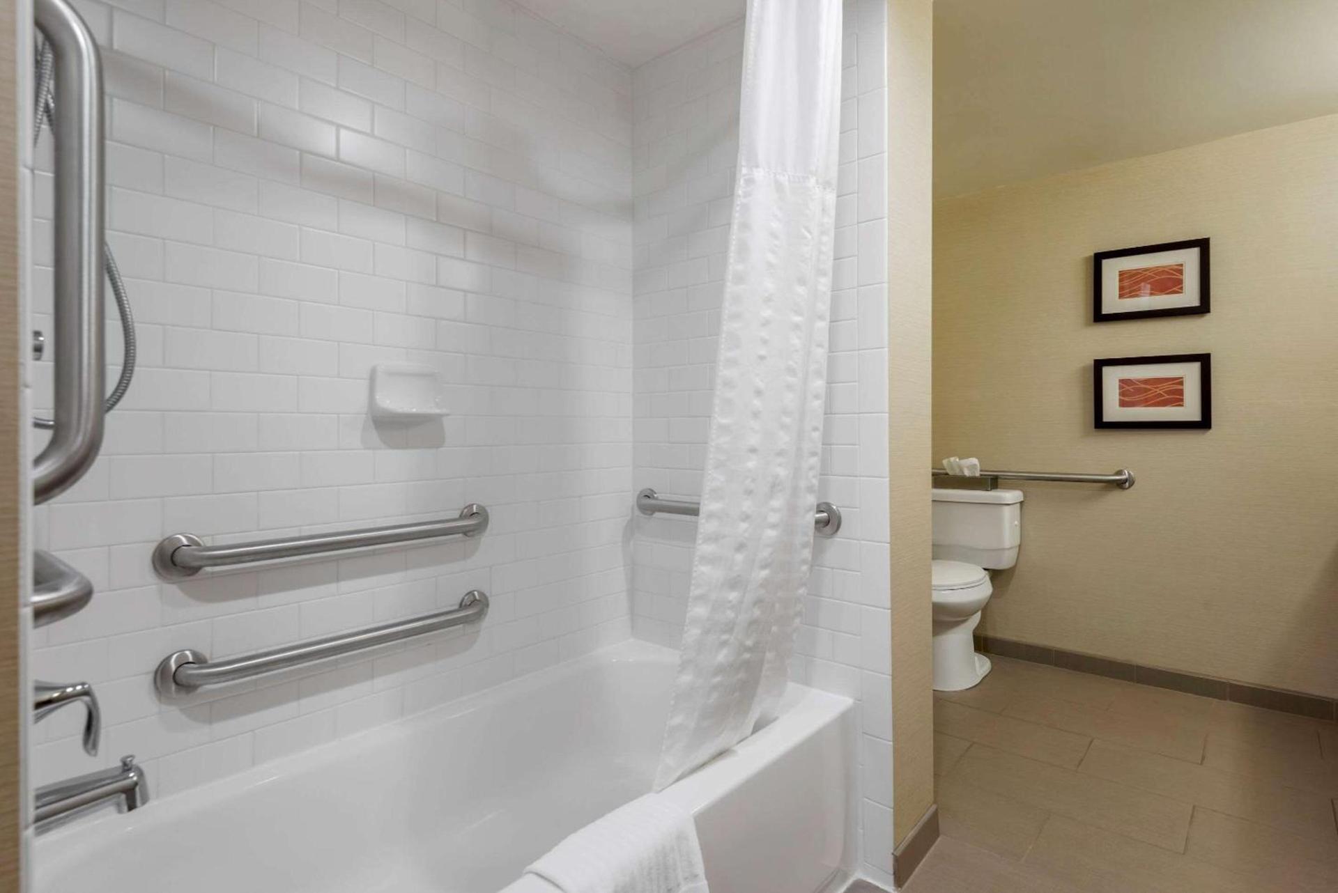 Comfort Inn The Pointe photo 29