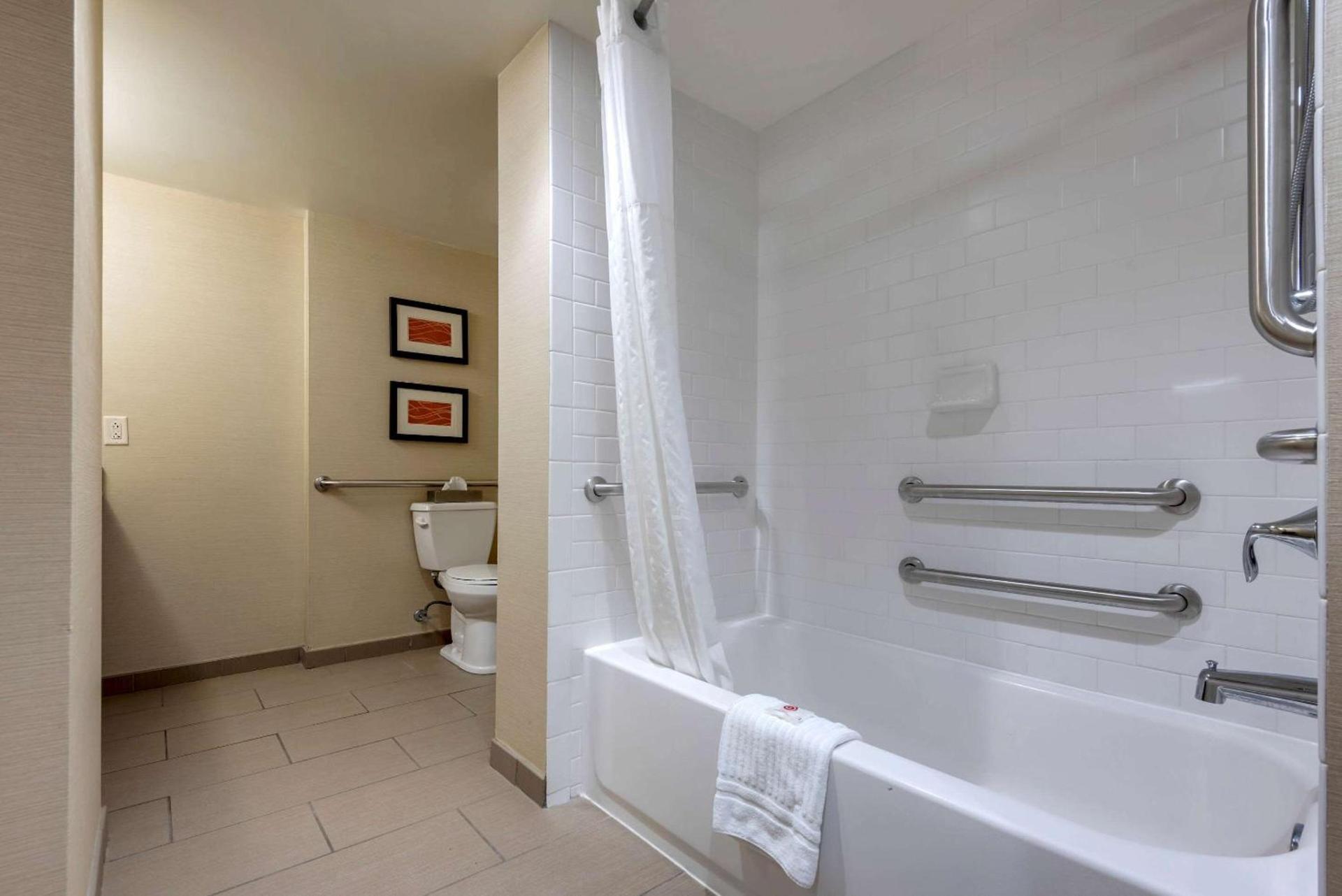 Comfort Inn The Pointe photo 35