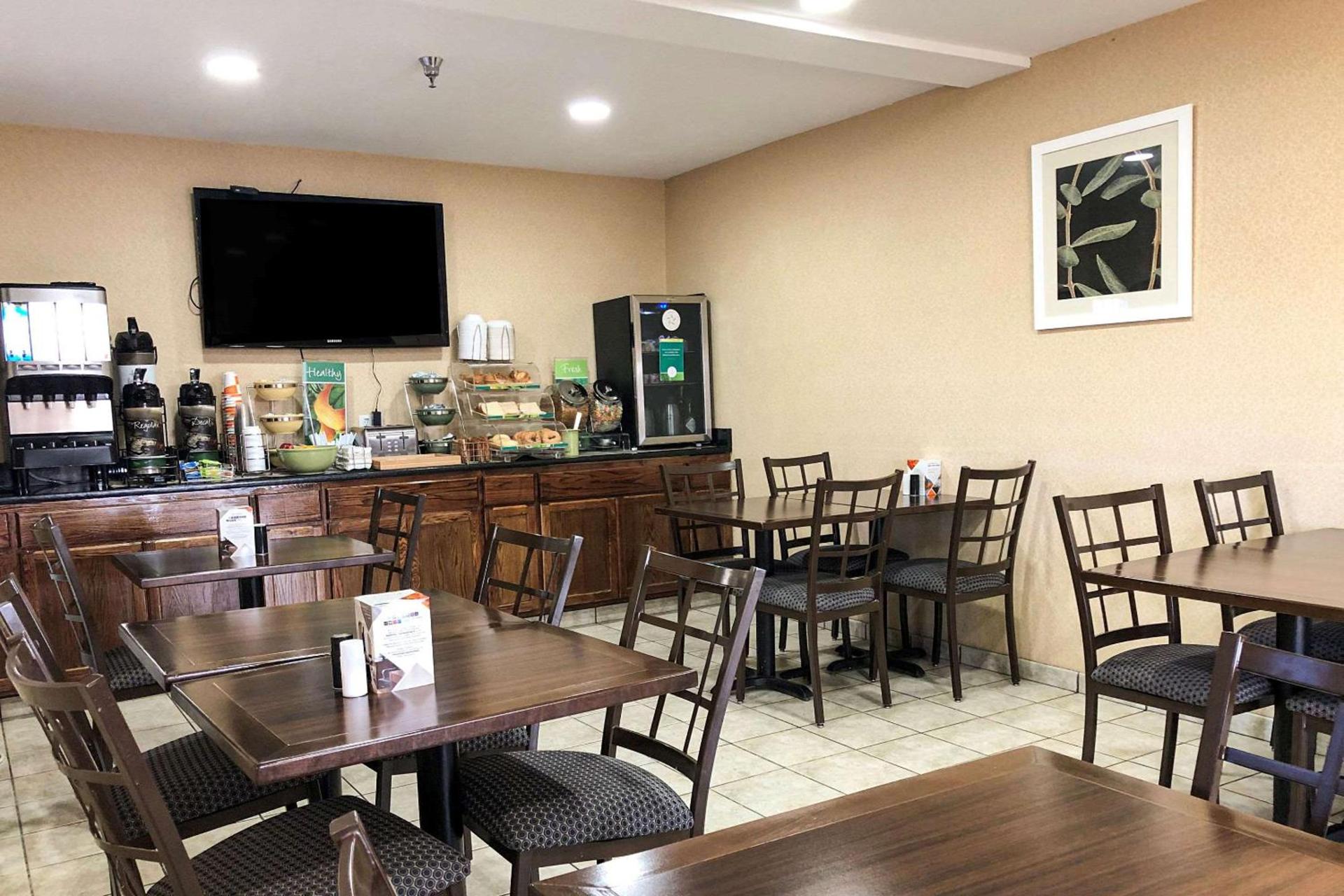 Quality Inn I-70 at Wanamaker photo 12