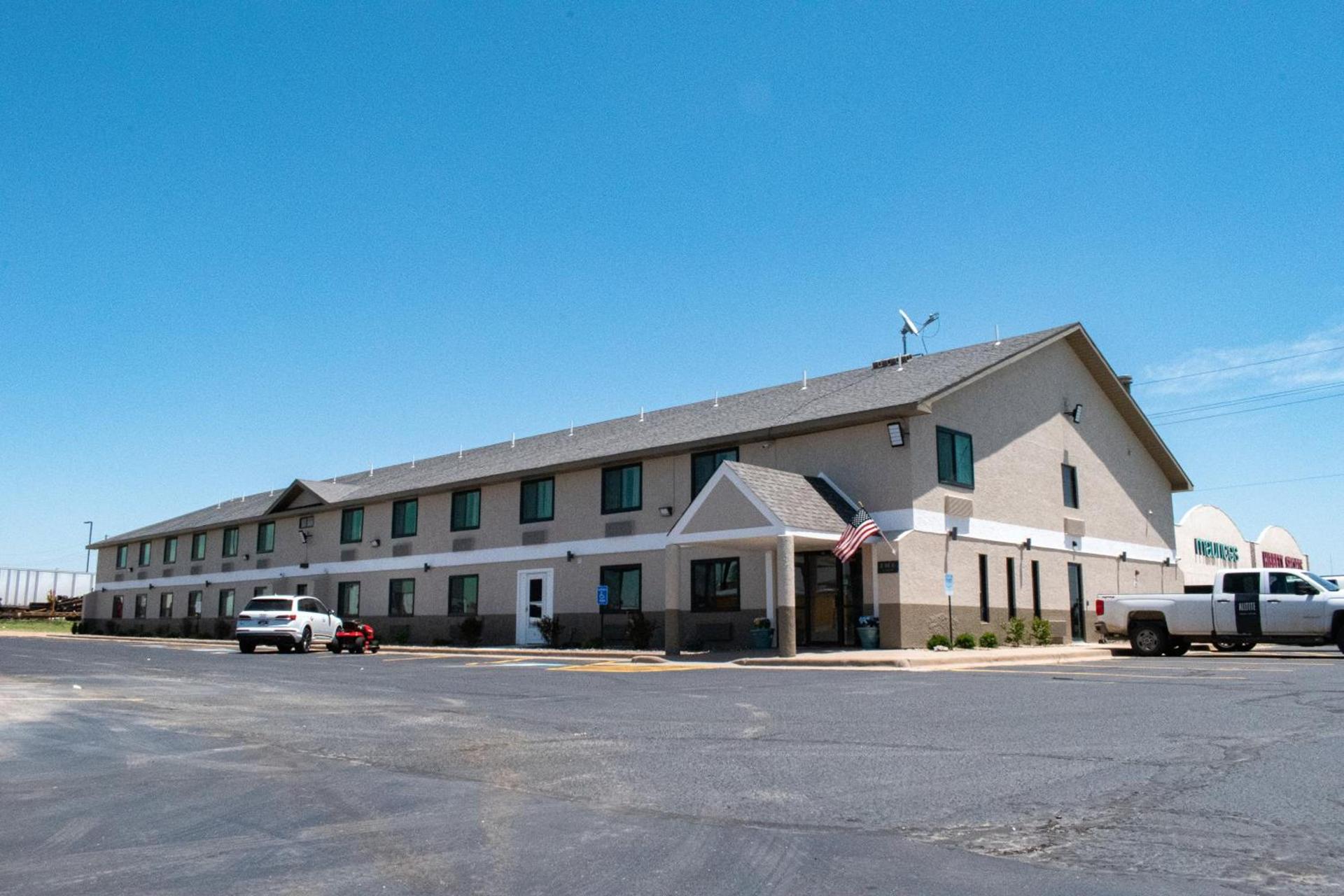 Super 8 by Wyndham Pratt photo 34
