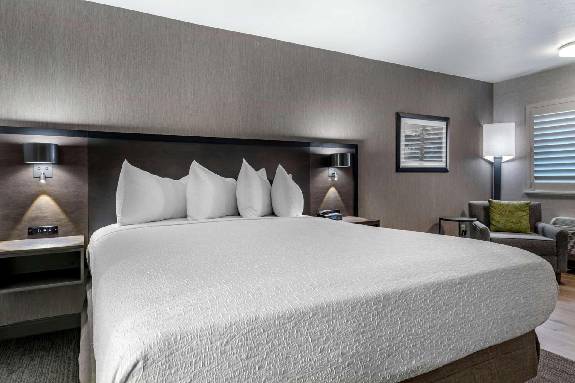 Best Western Plus Hilltop Inn photo 11