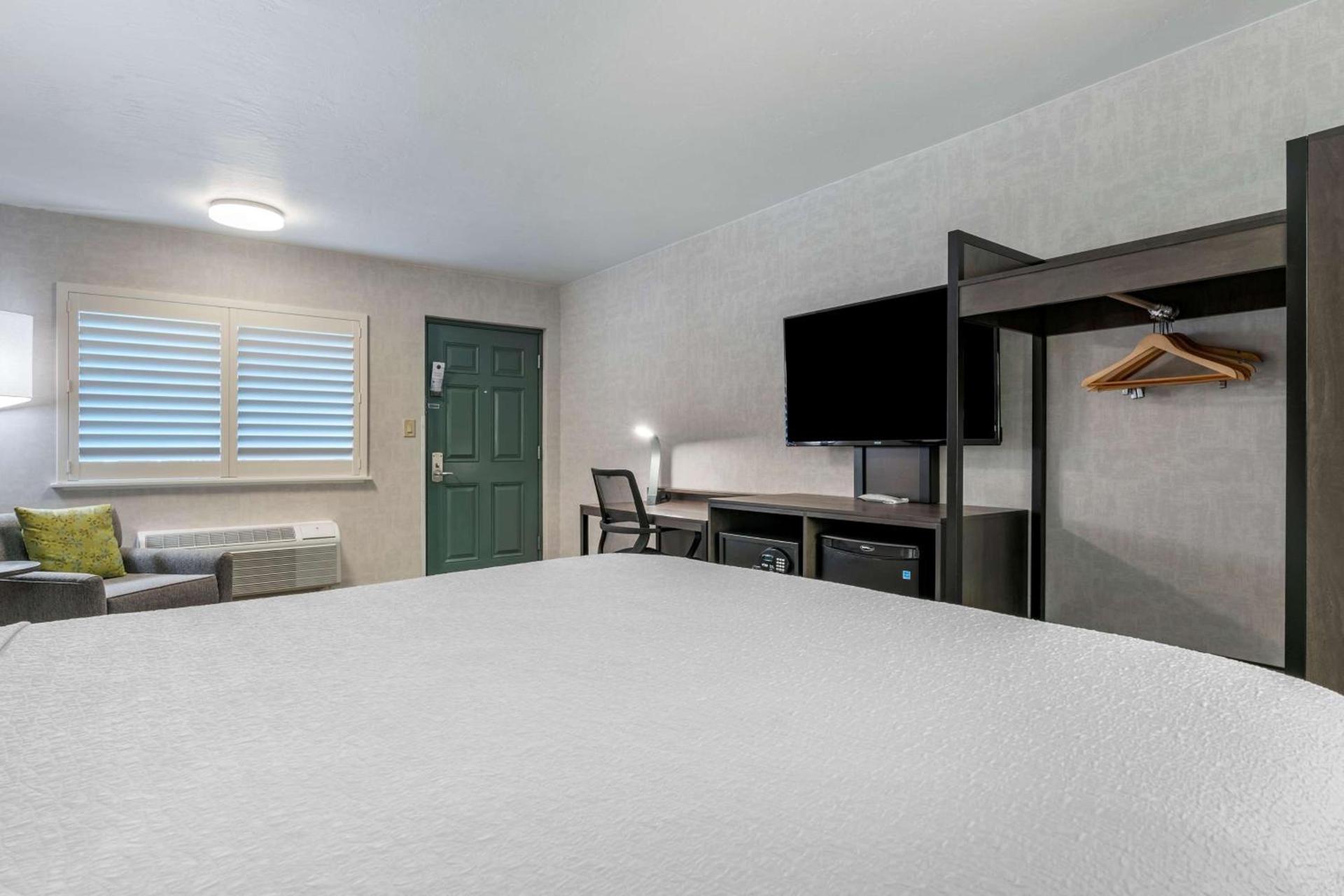 Best Western Plus Hilltop Inn photo 13
