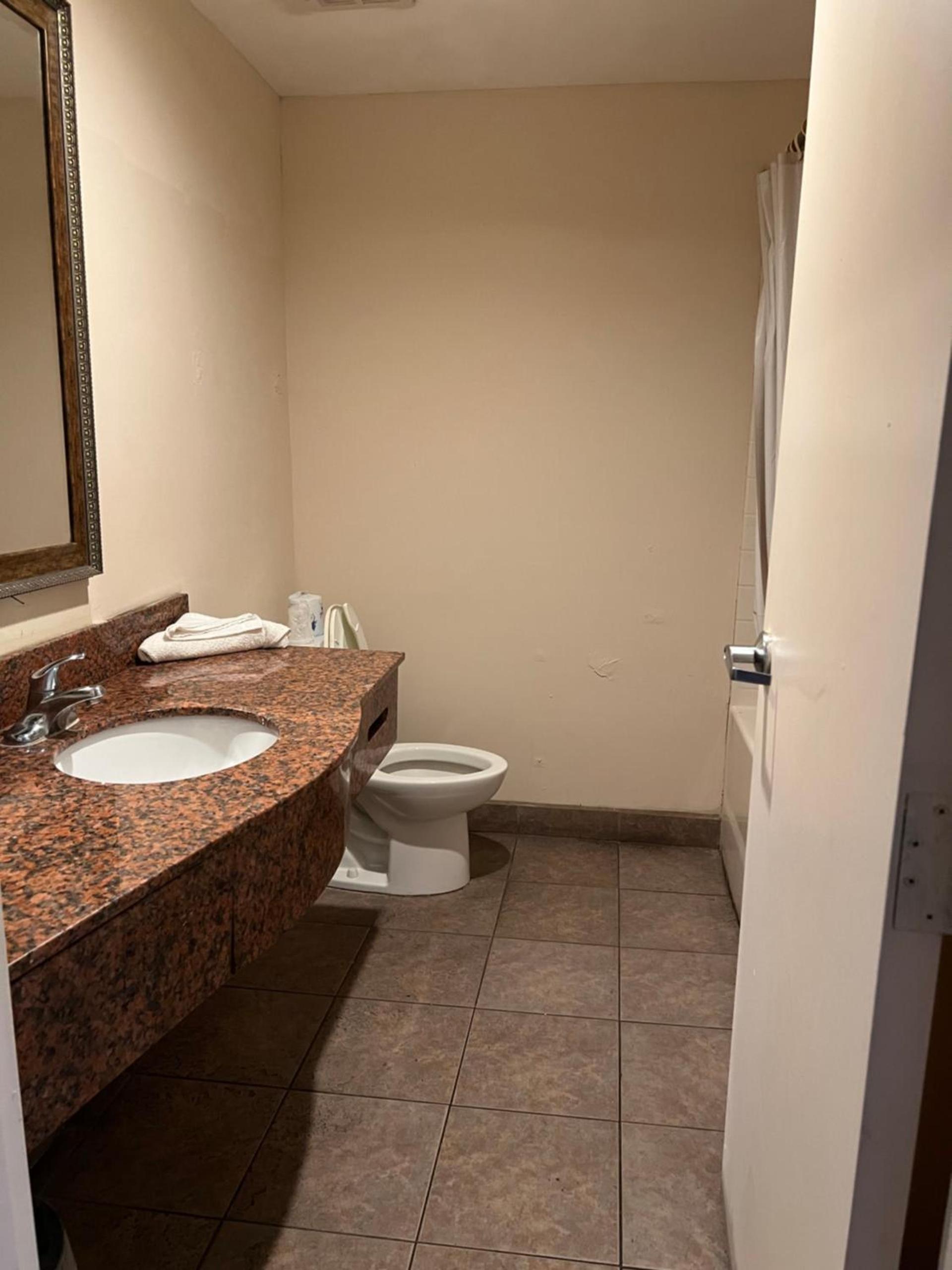 Metro Inn & Suites photo 11
