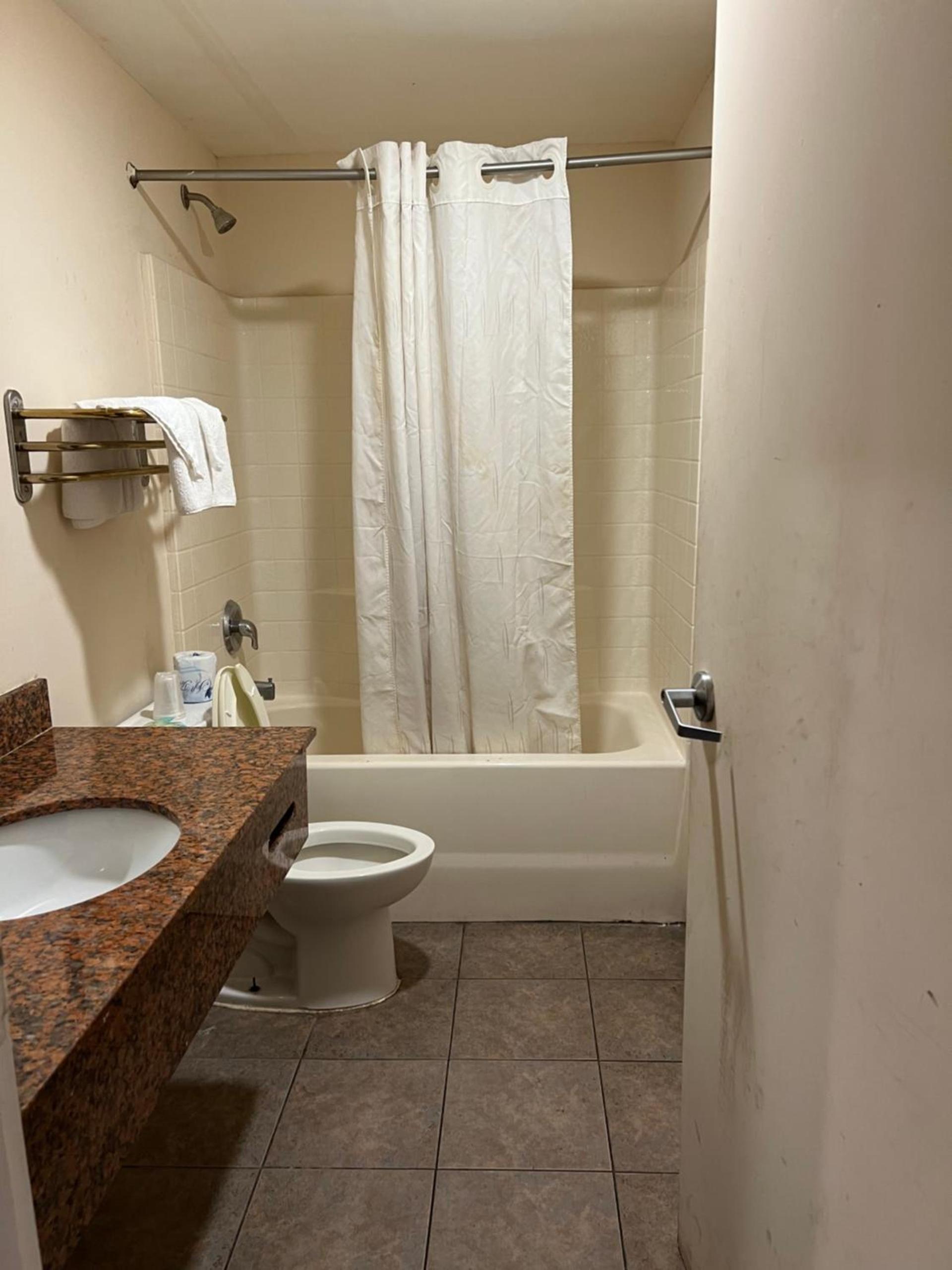 Metro Inn & Suites photo 14