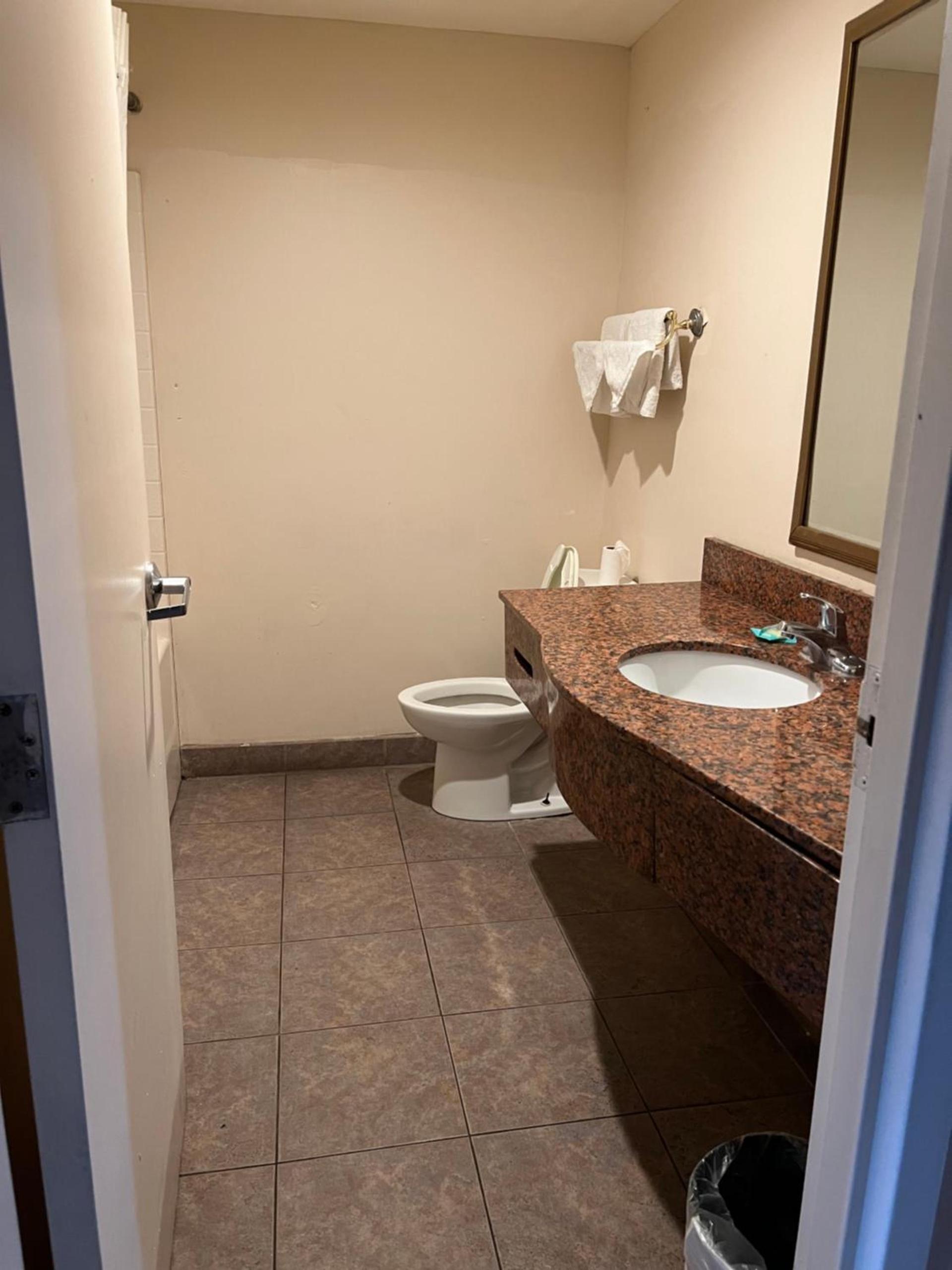 Metro Inn & Suites photo 19