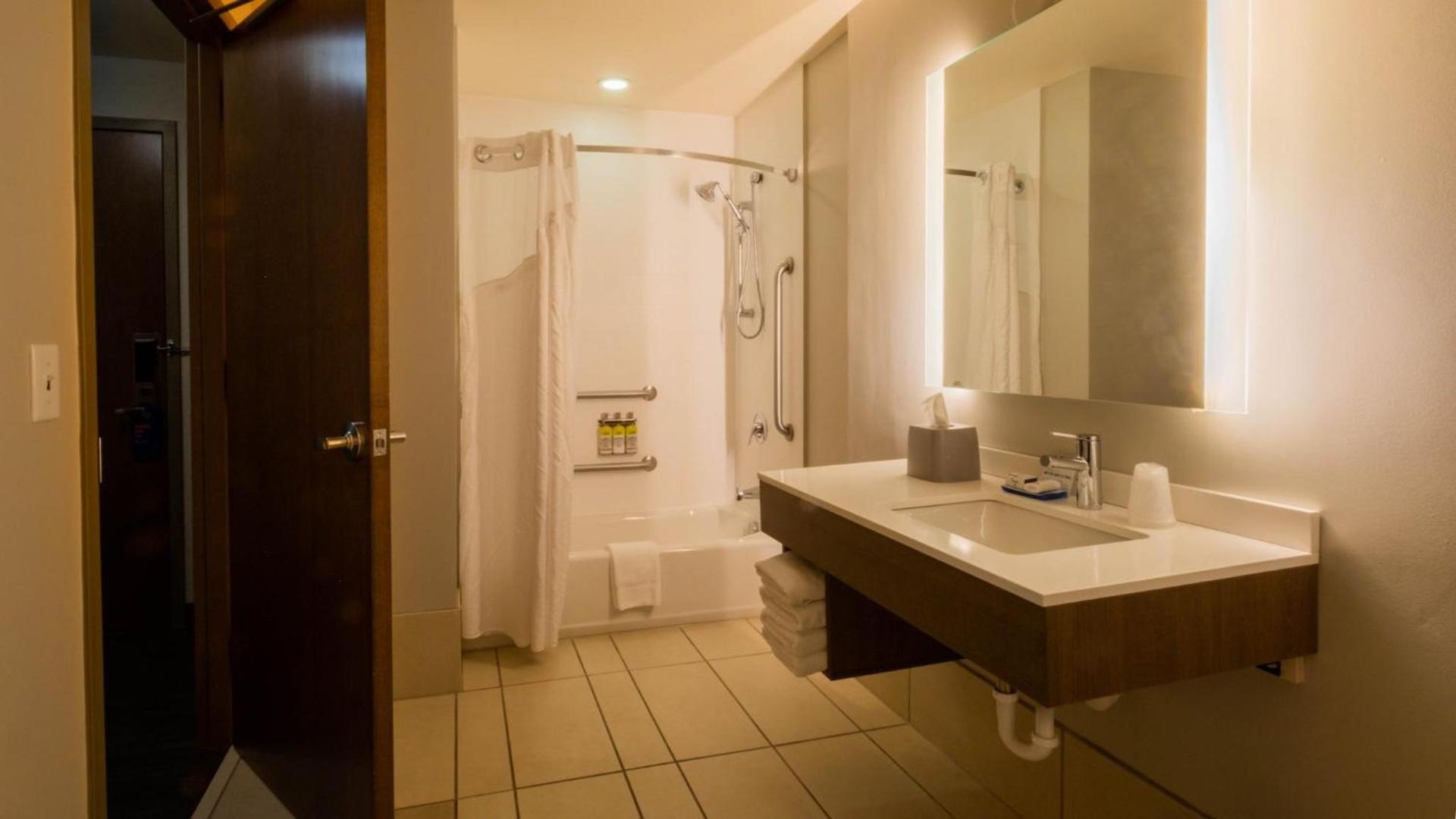 Holiday Inn Express Hotel & Suites Mankato East by IHG photo 48
