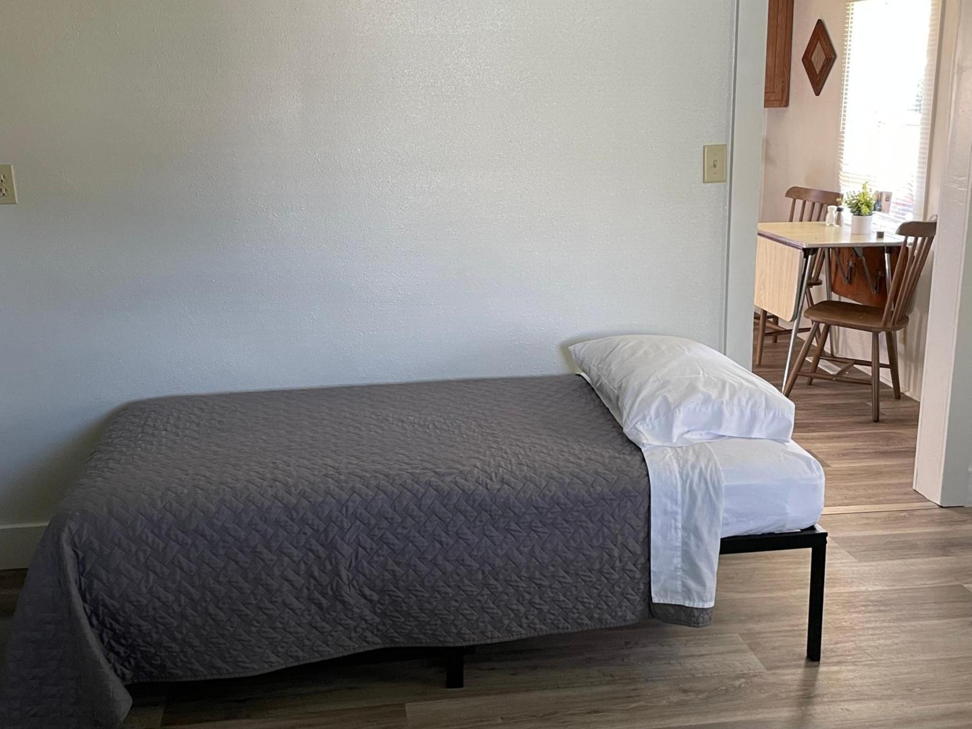 East Side Motel & Cabins photo 32