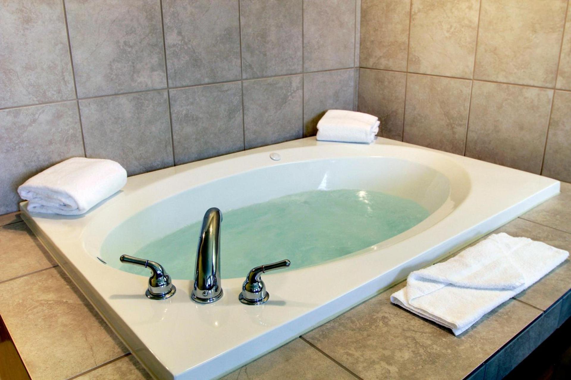 Cobblestone Inn & Suites - Linton photo 32