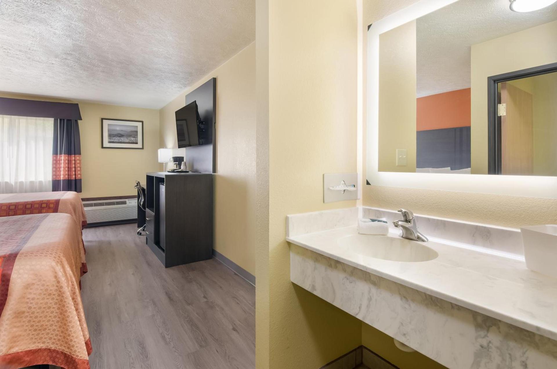 Americas Best Value Inn & Suites Independence VA photo 9