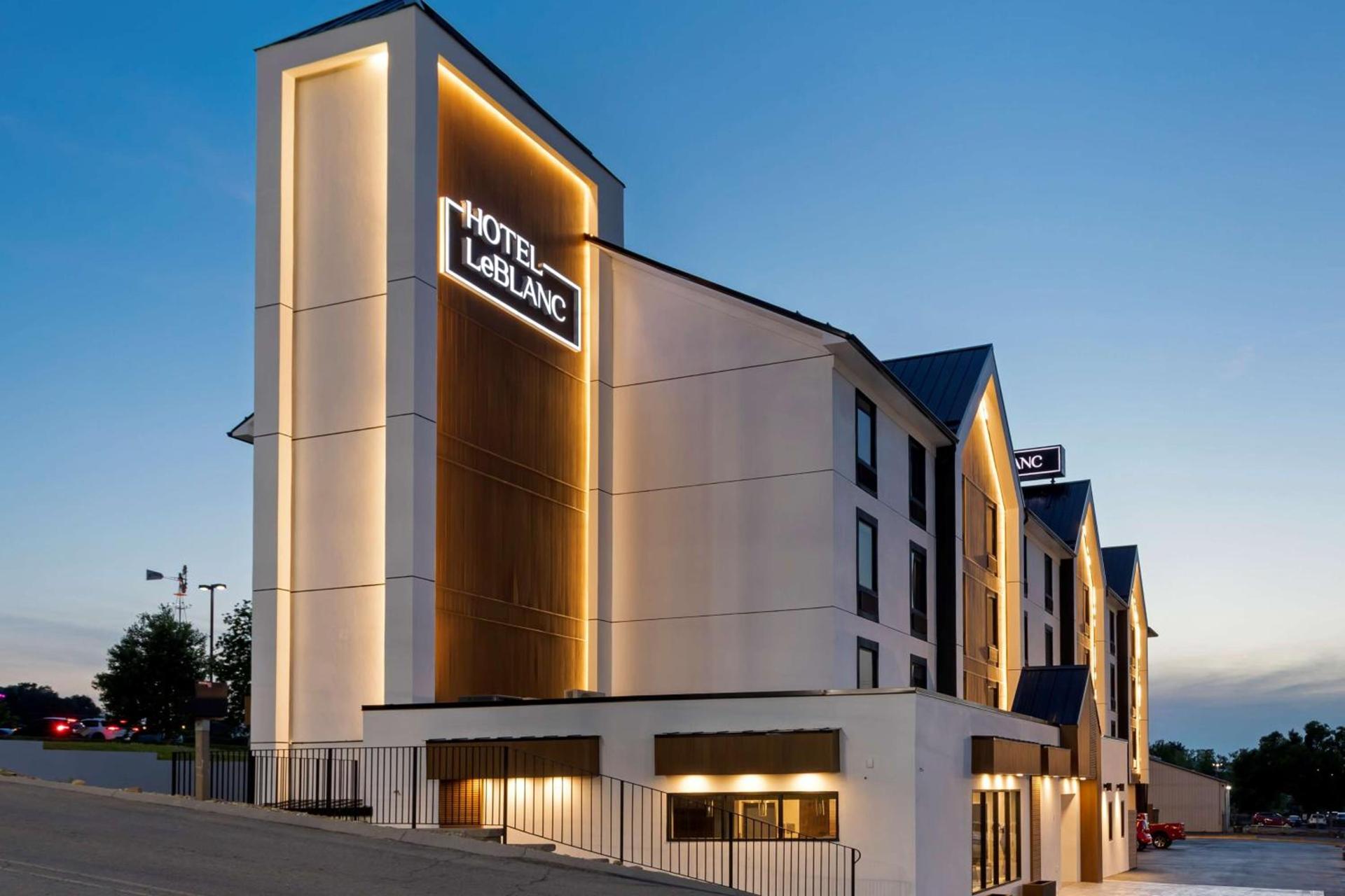 Garner Hotel Pigeon Forge Downtown by IHG photo 1