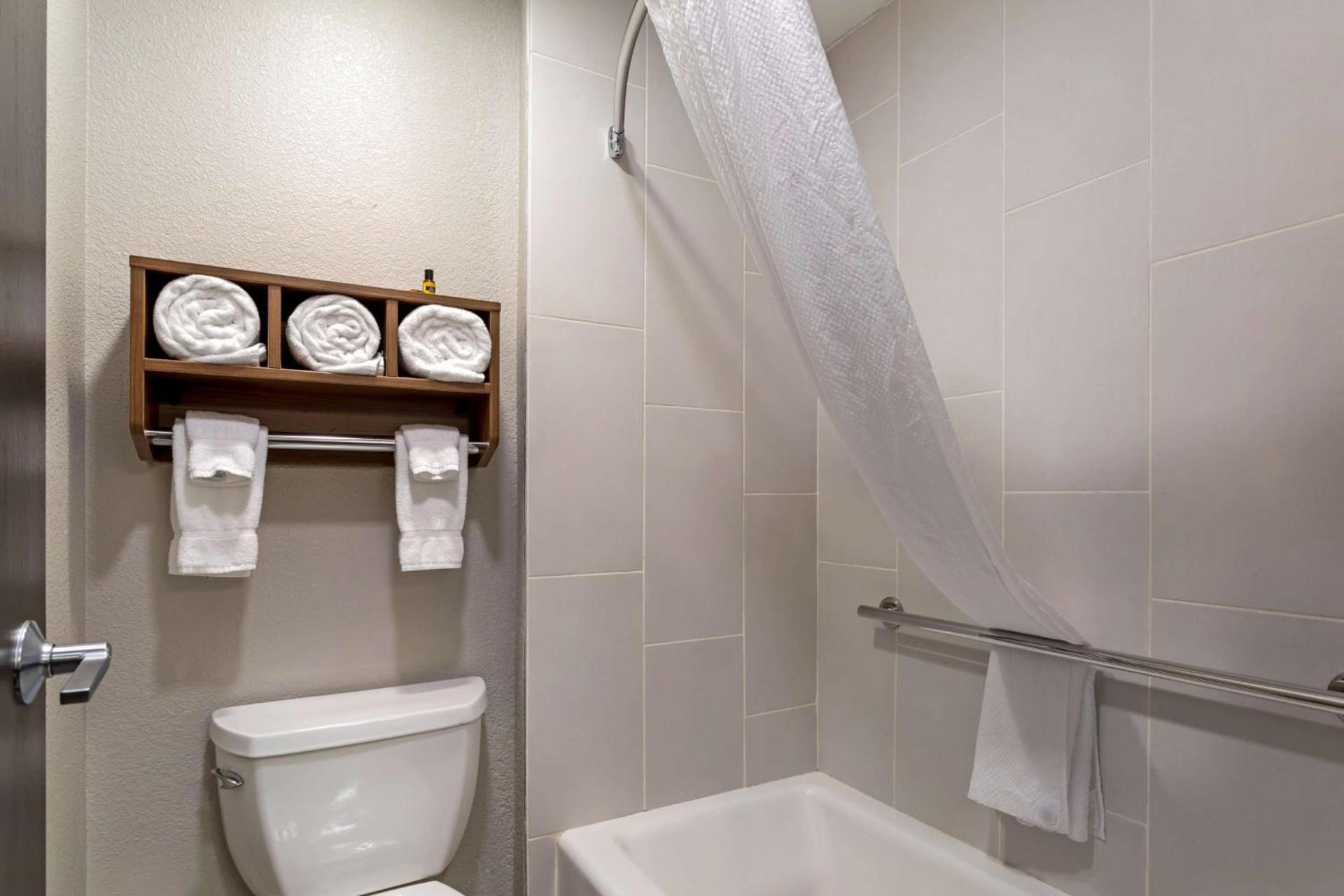 Garner Hotel Pigeon Forge Downtown by IHG photo 22