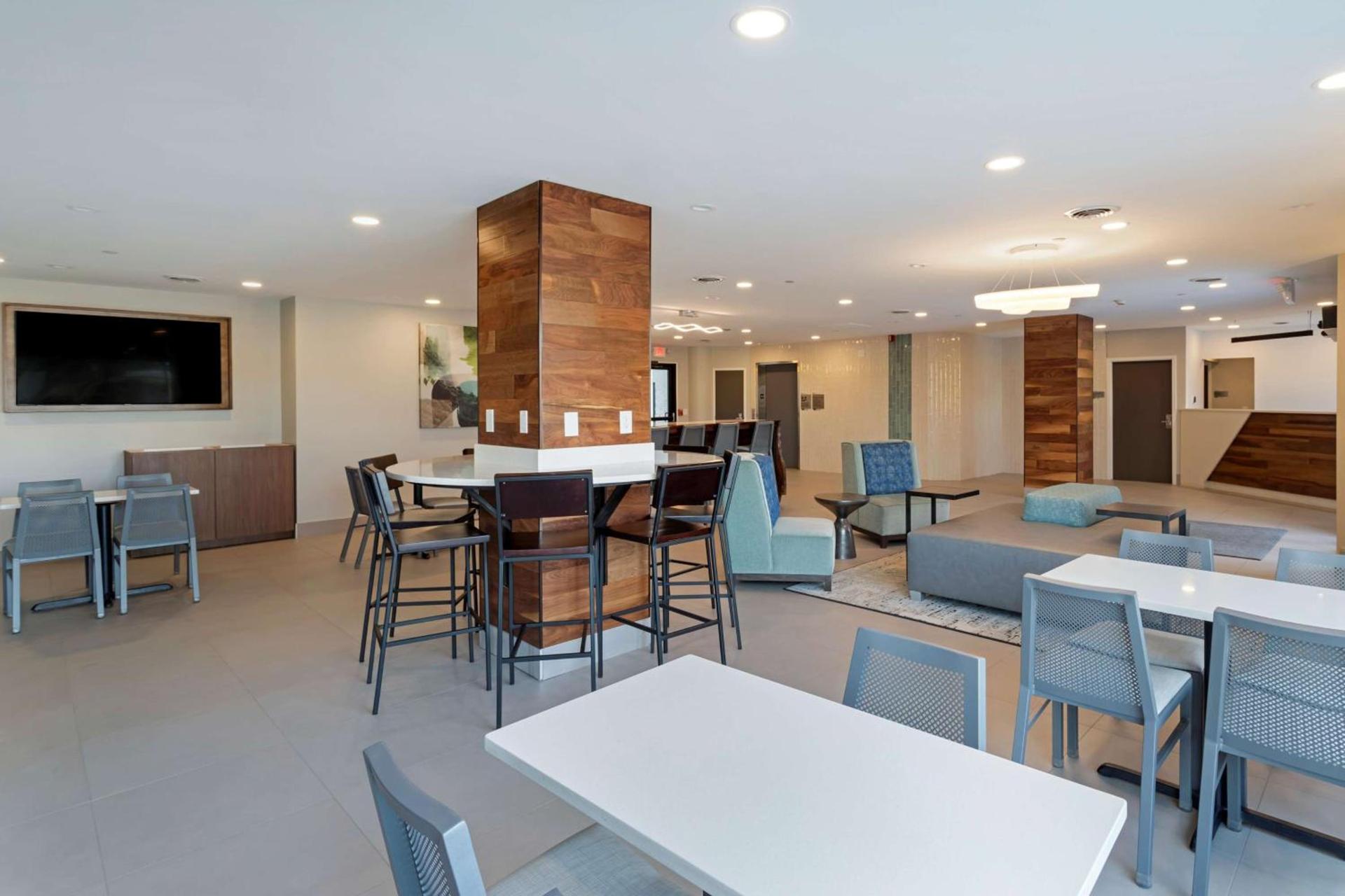 Garner Hotel Pigeon Forge Downtown by IHG photo 12