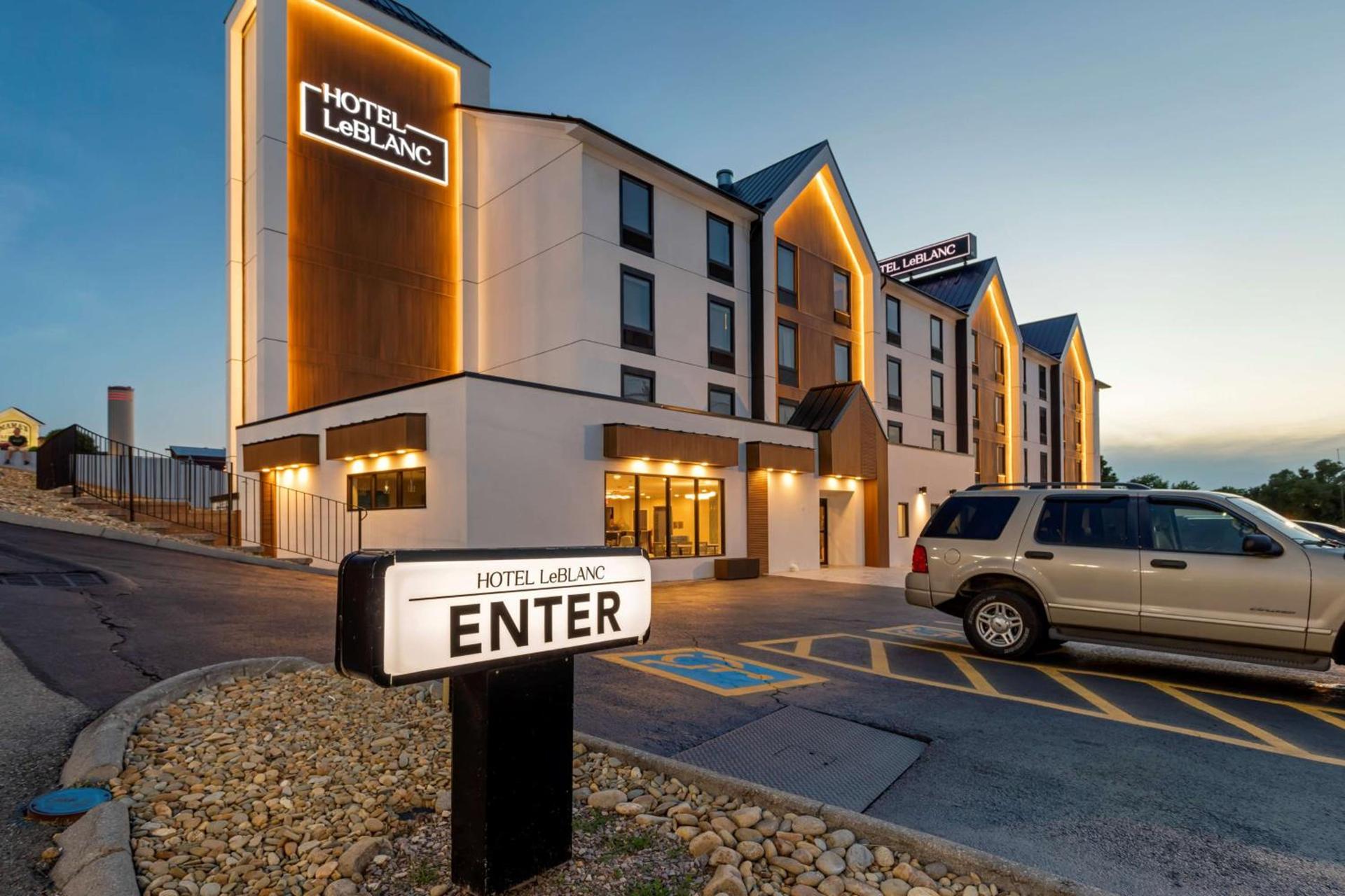 Garner Hotel Pigeon Forge Downtown by IHG photo 25