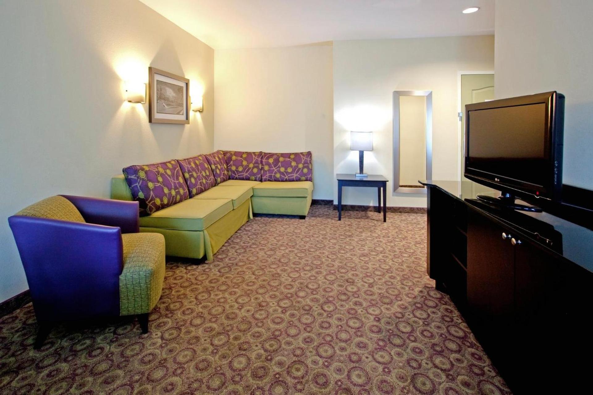 Holiday Inn Express Hotel & Suites Clemson - University Area by IHG photo 2