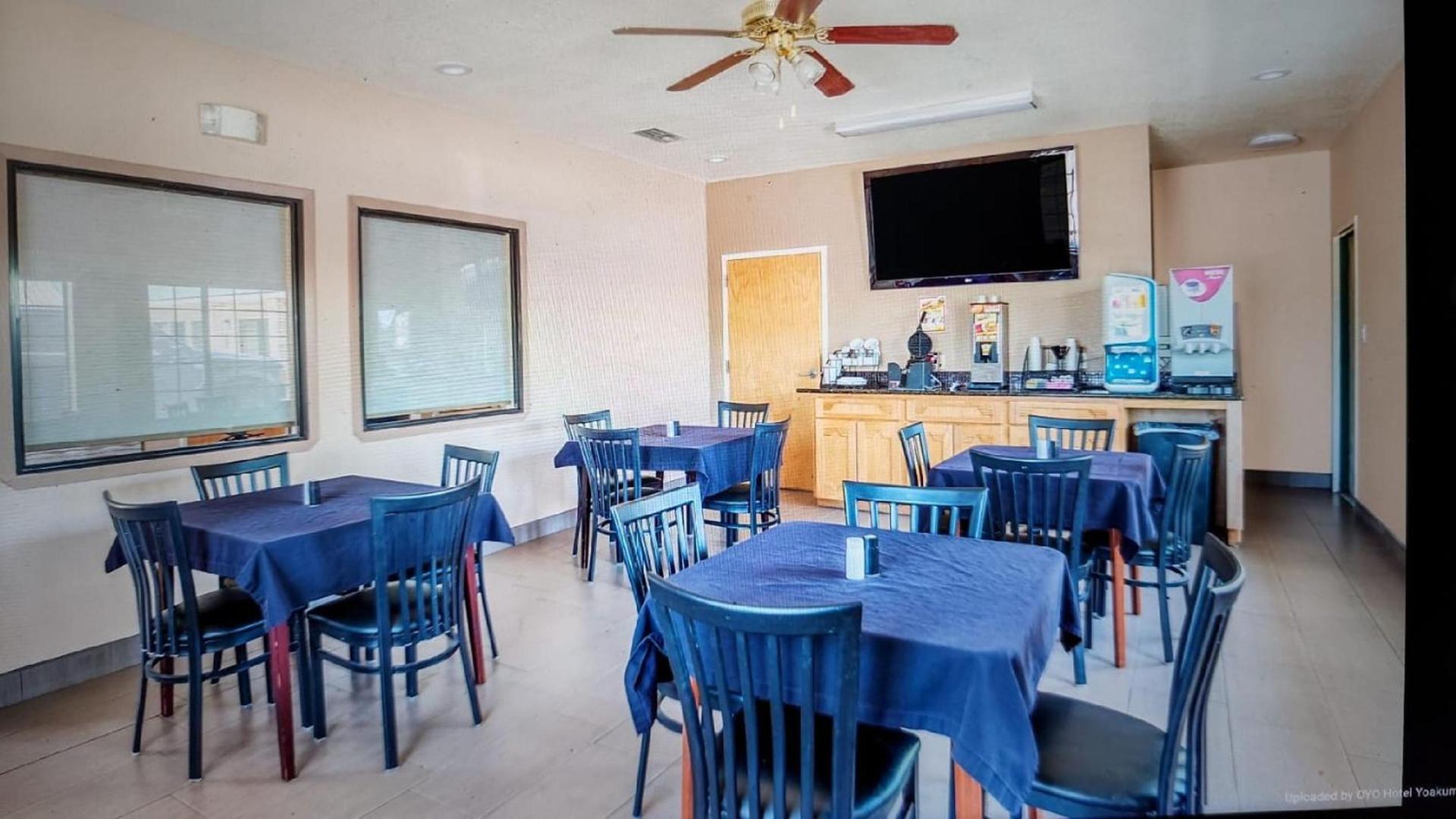 OYO Hotel Yoakum West photo 4