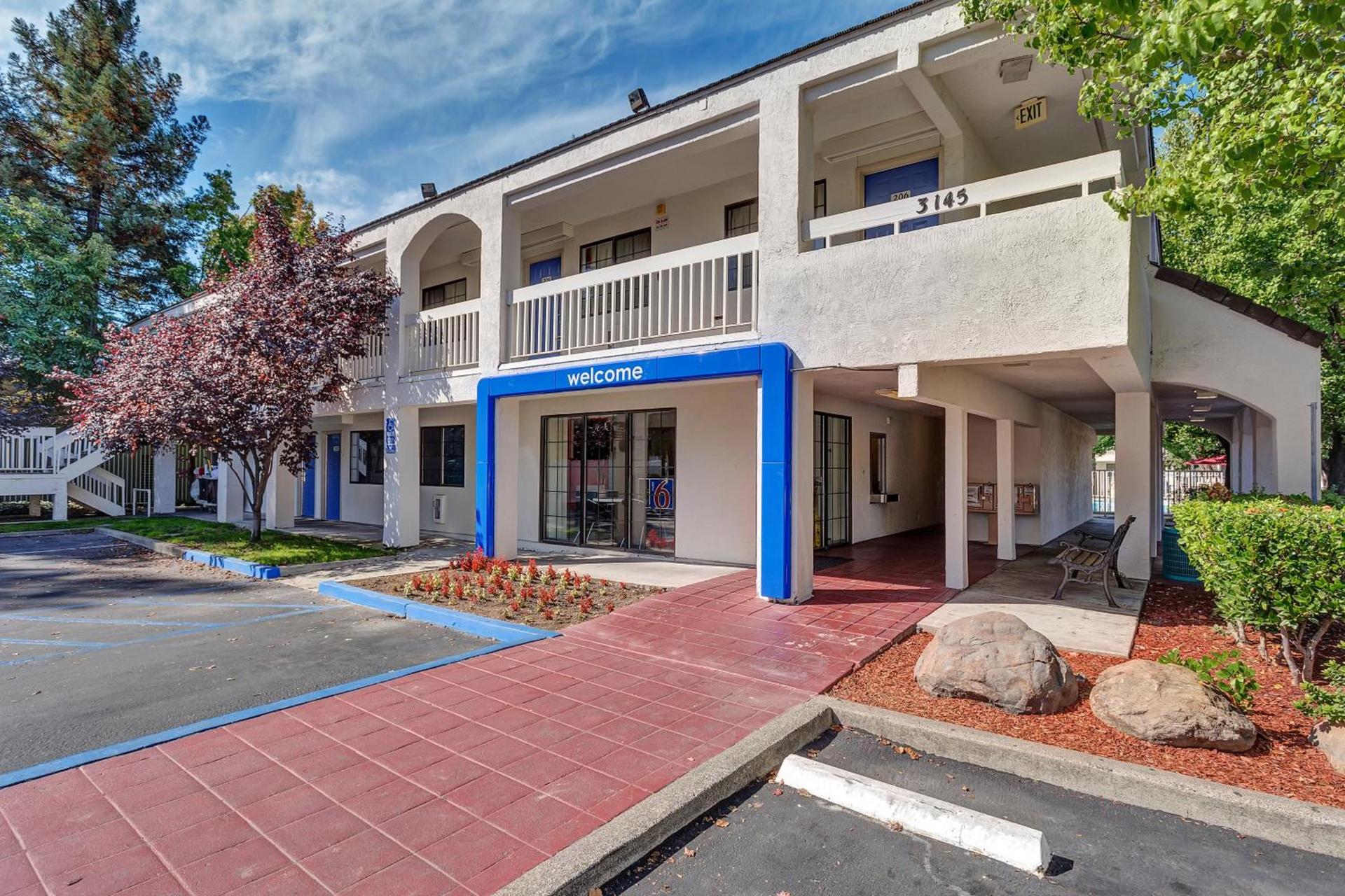 Super 8 by Wyndham Santa Rosa North photo 1