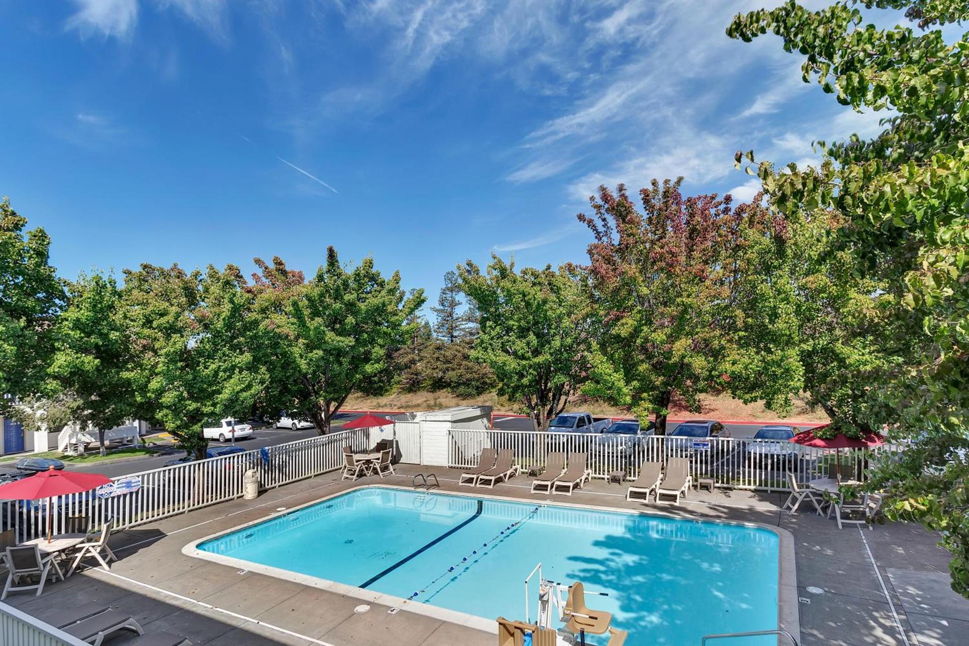Super 8 by Wyndham Santa Rosa North photo 2