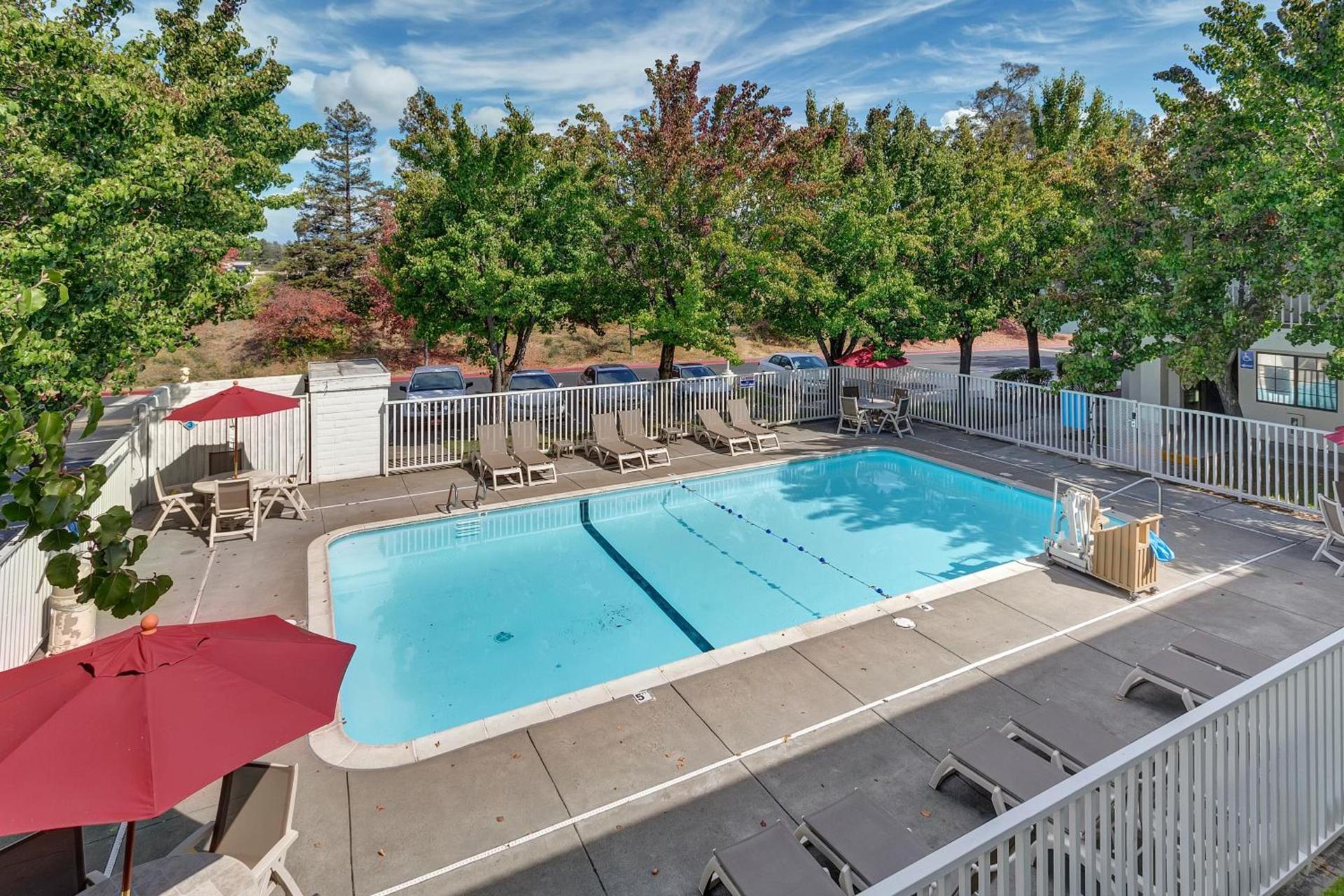 Super 8 by Wyndham Santa Rosa North photo 4