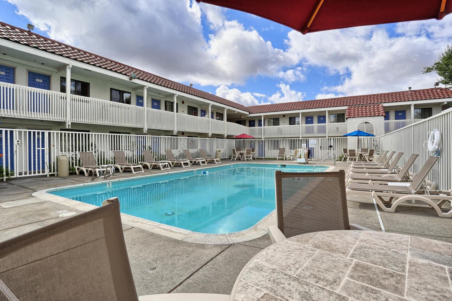 Super 8 by Wyndham Petaluma photo 2