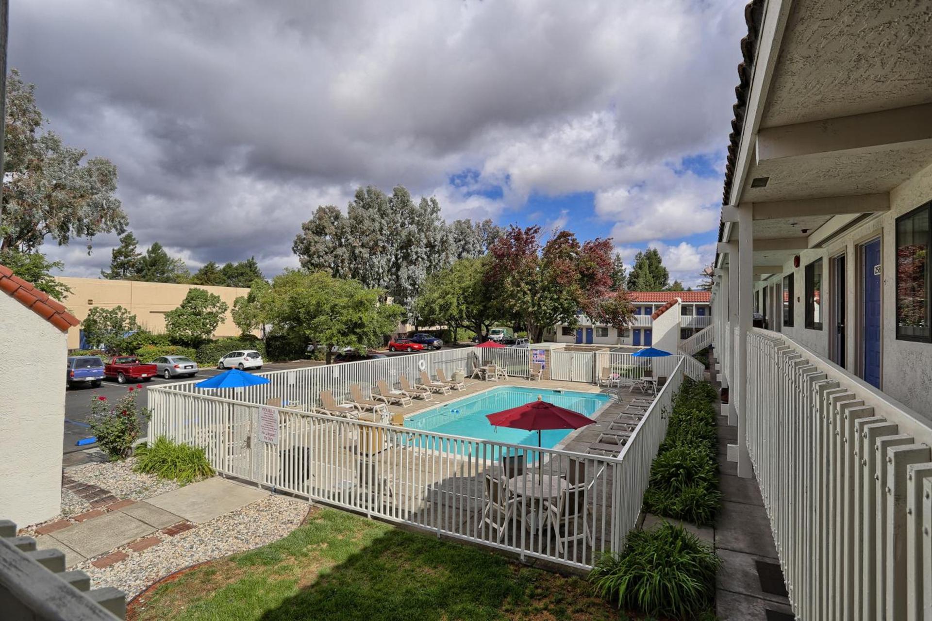 Super 8 by Wyndham Petaluma photo 7