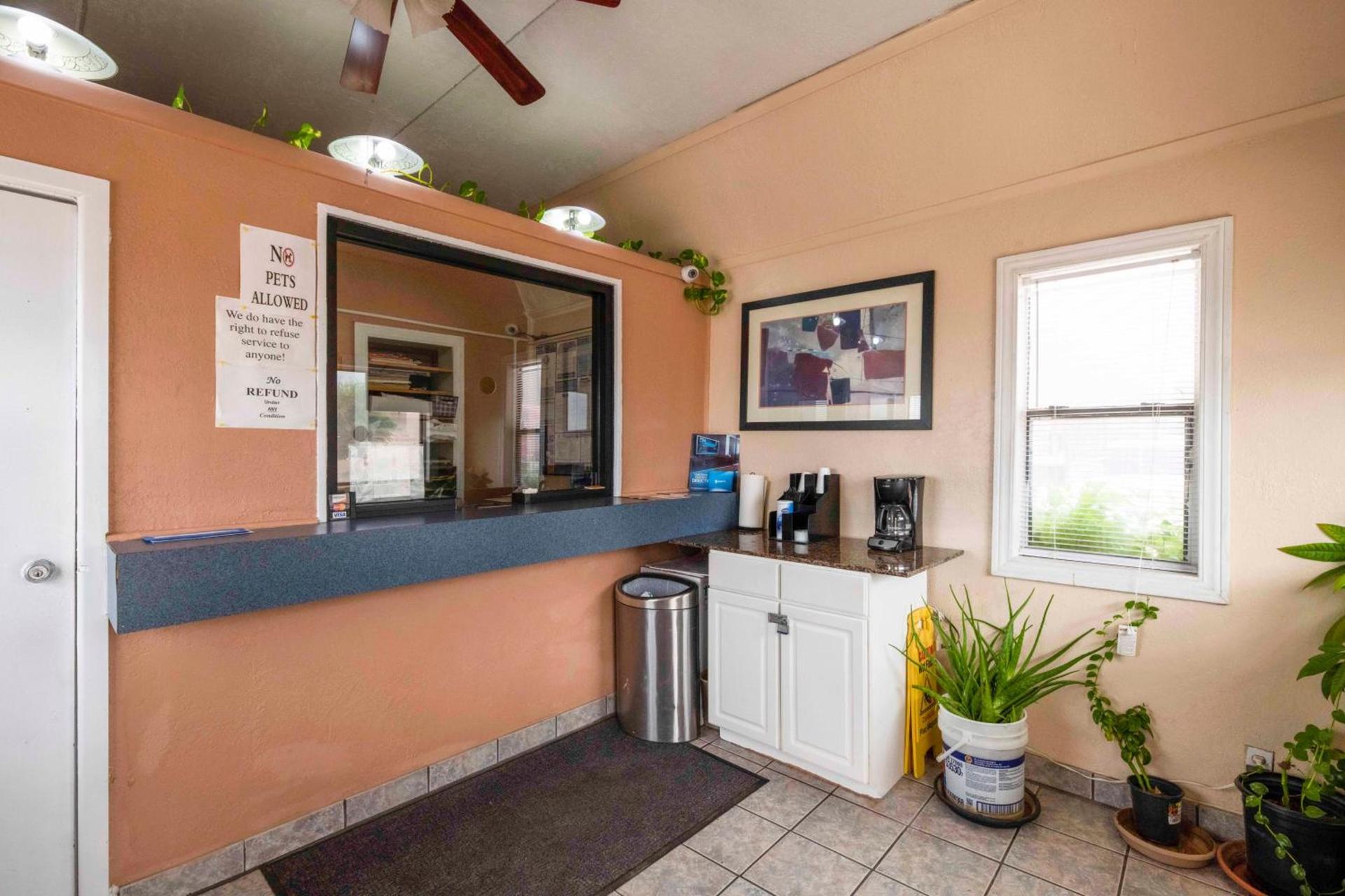 Oyo Hotel Odessa TX, East Business 20 photo 11