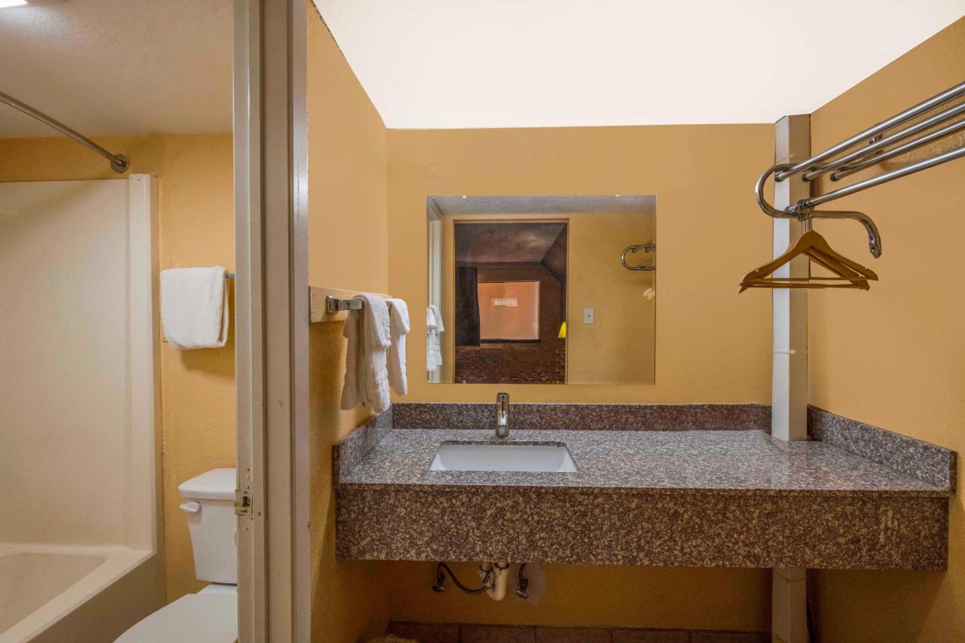 Oyo Hotel Odessa TX, East Business 20 photo 31