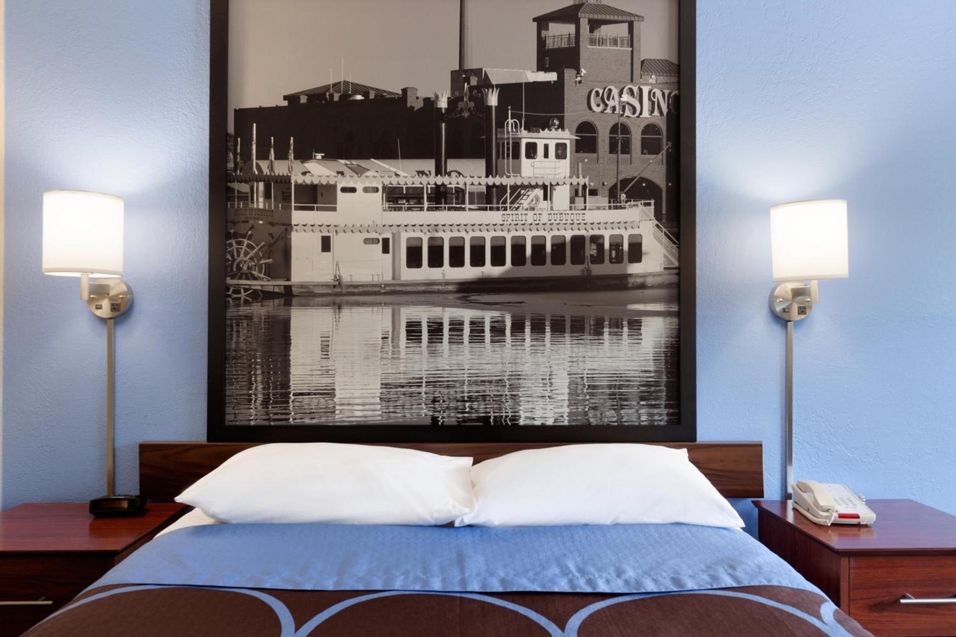 Super 8 by Wyndham Dubuque photo 4
