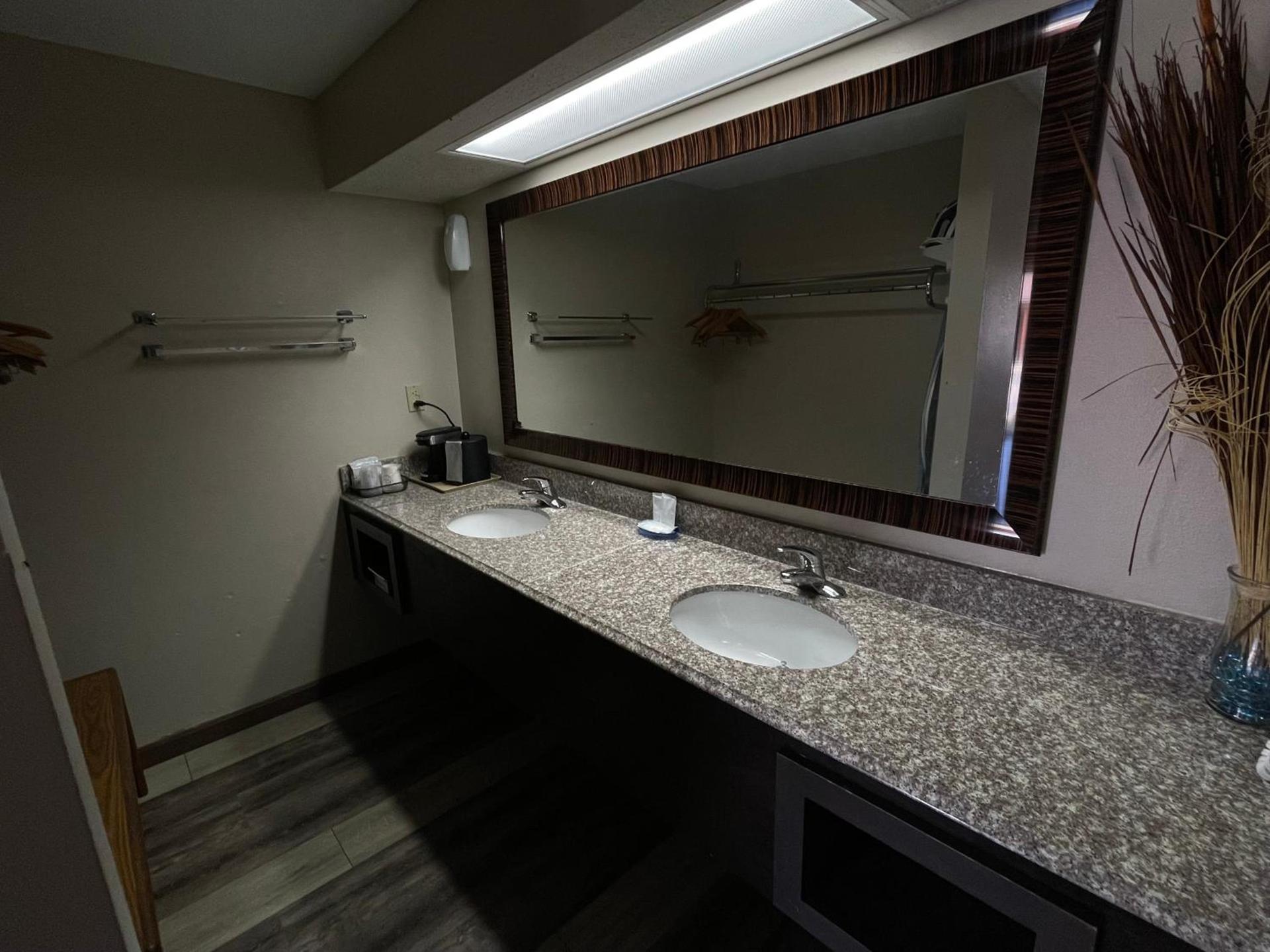 Royal Inn & Suites photo 21
