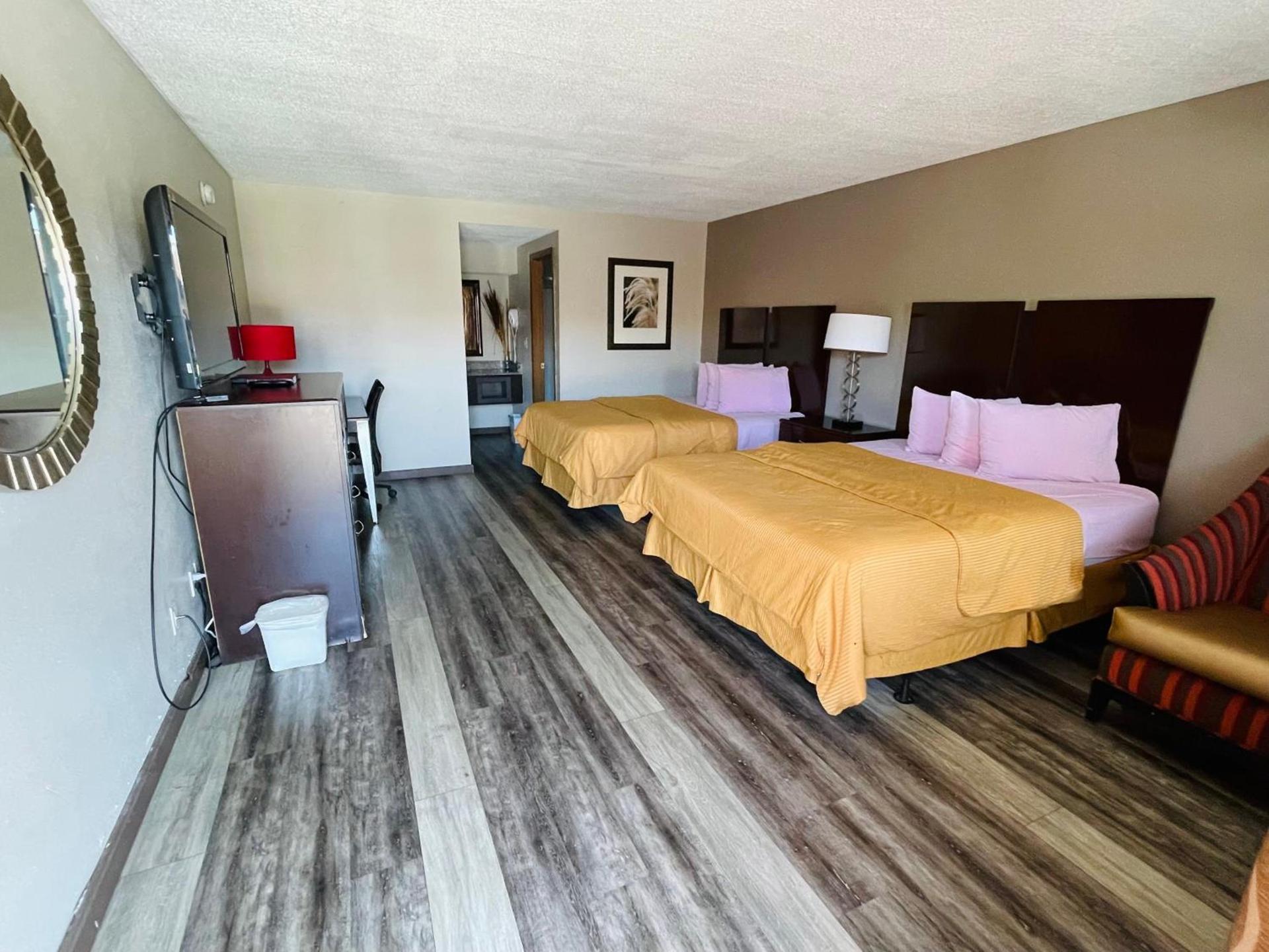 Royal Inn & Suites photo 20