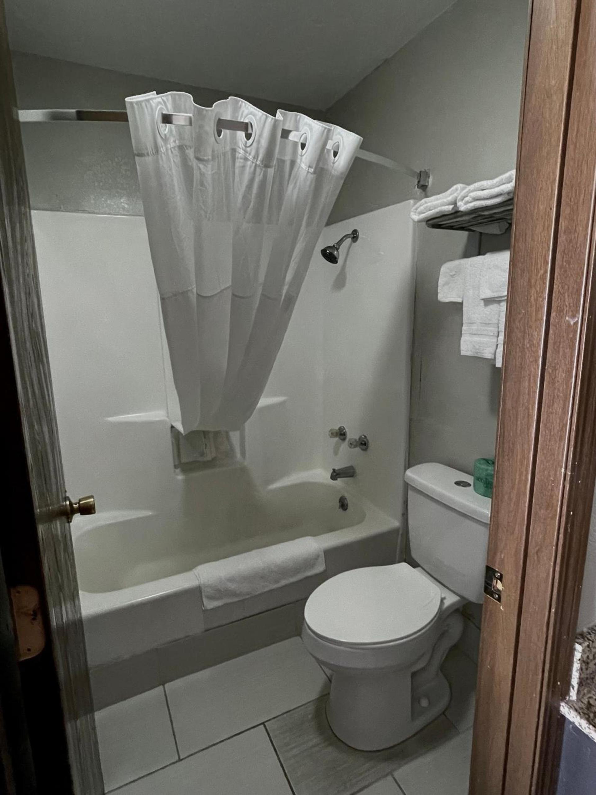 Royal Inn & Suites photo 19