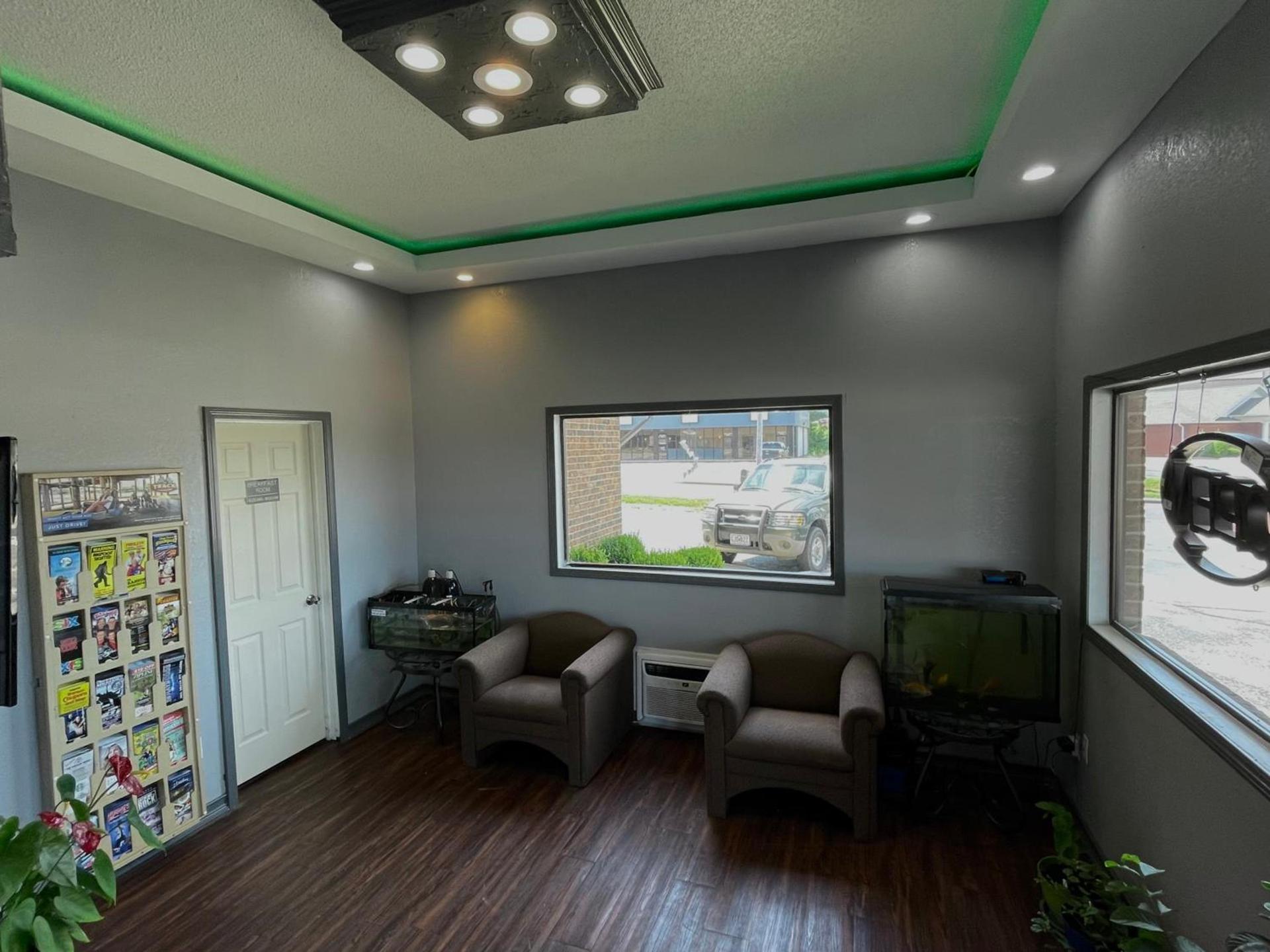 Royal Inn & Suites photo 17