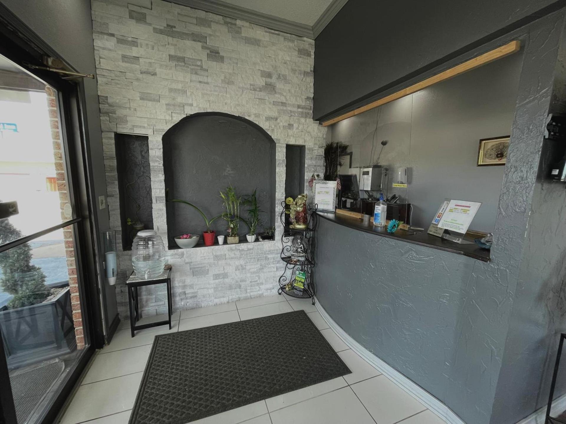 Royal Inn & Suites photo 16