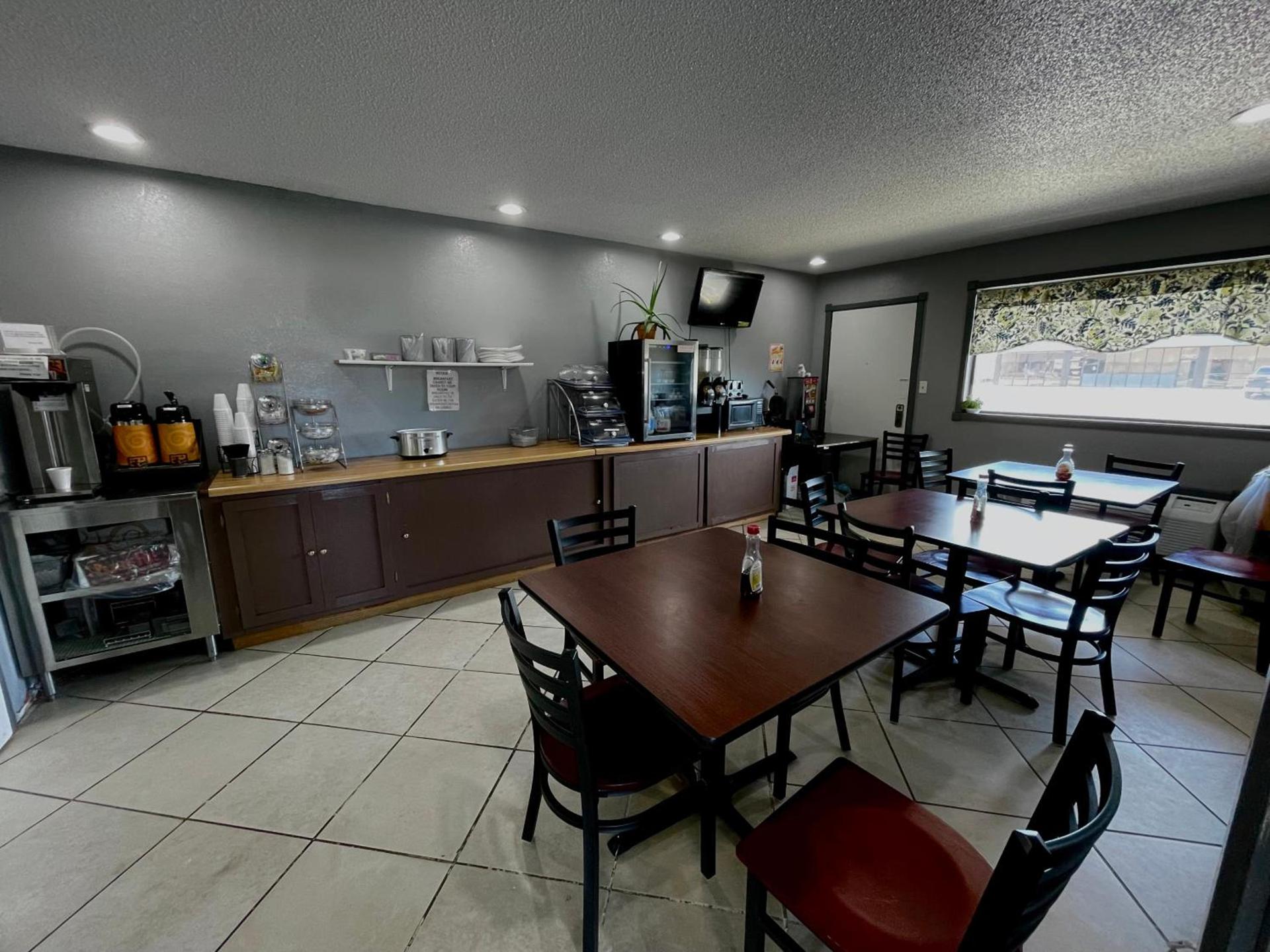 Royal Inn & Suites photo 15