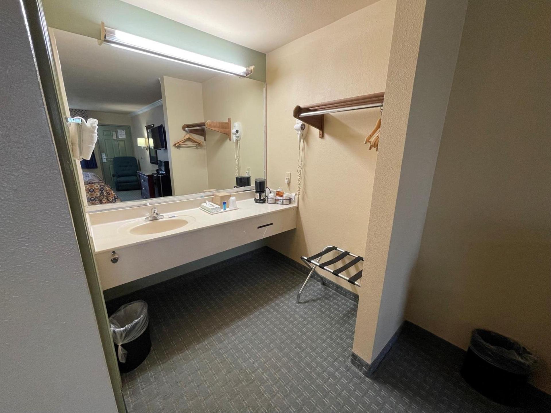 Americas Best Value Inn Hobby Airport photo 10