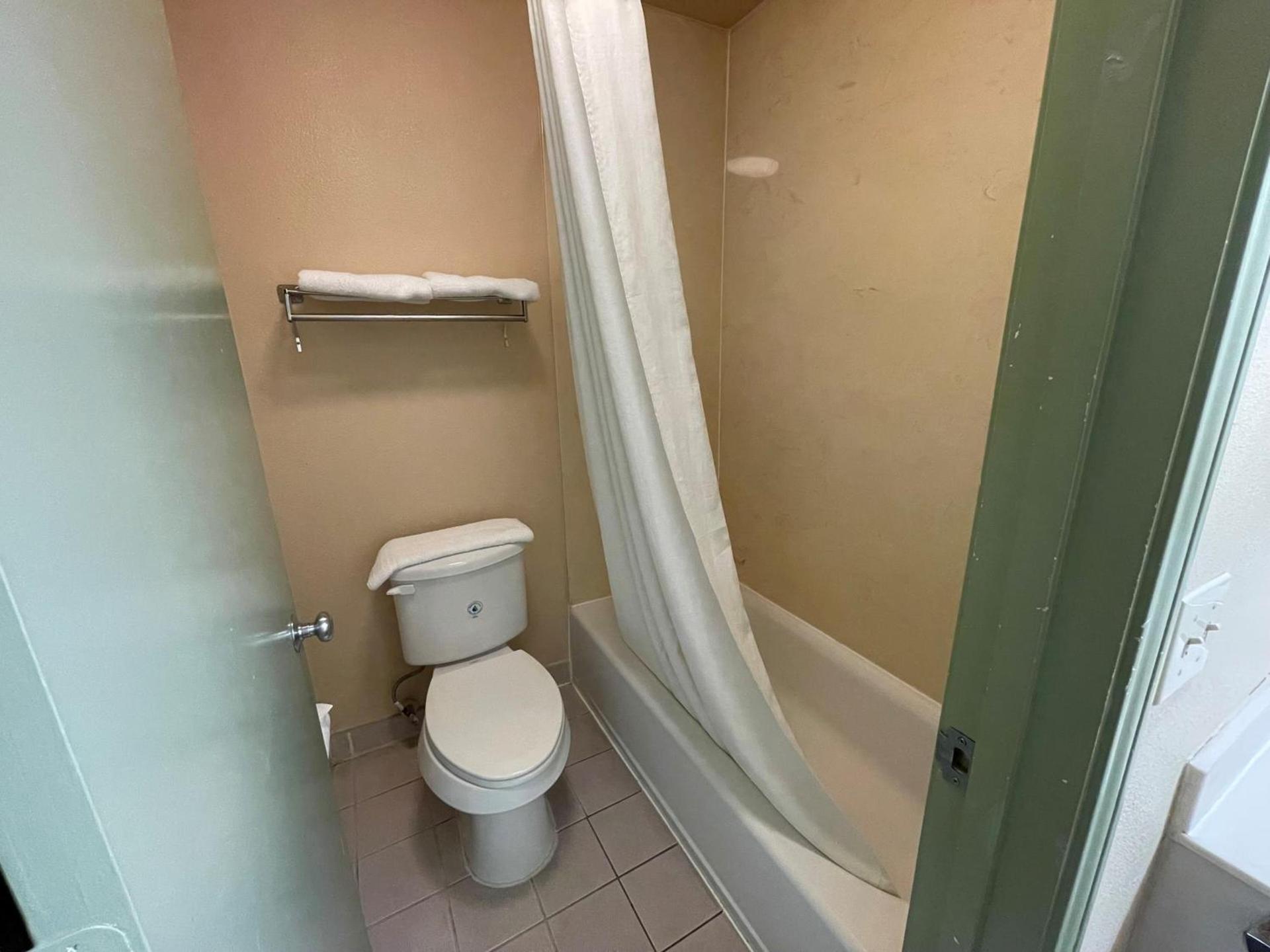 Americas Best Value Inn Hobby Airport photo 11