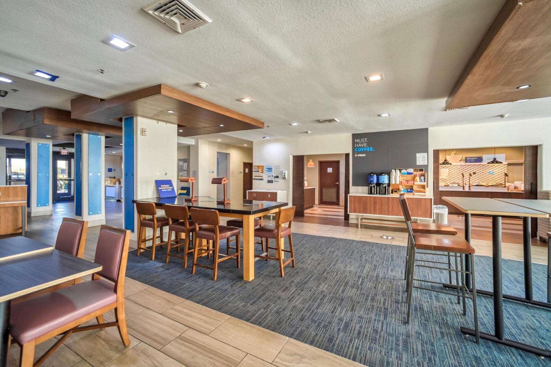 Holiday Inn Express and Suites Beeville by IHG photo 36