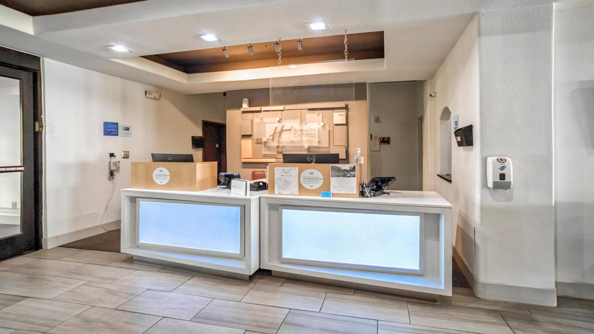Holiday Inn Express and Suites Beeville by IHG photo 35