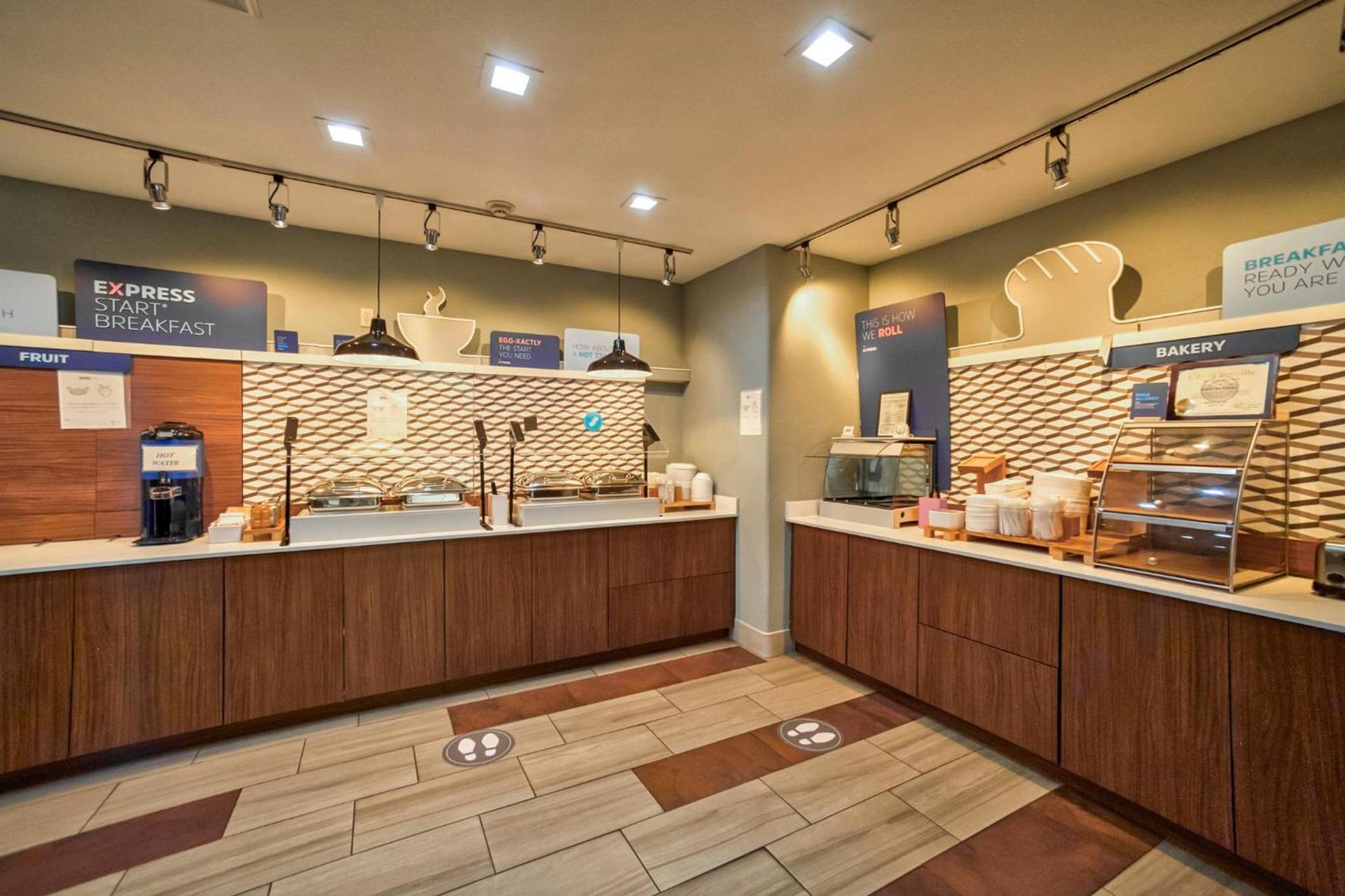 Holiday Inn Express and Suites Beeville by IHG photo 39