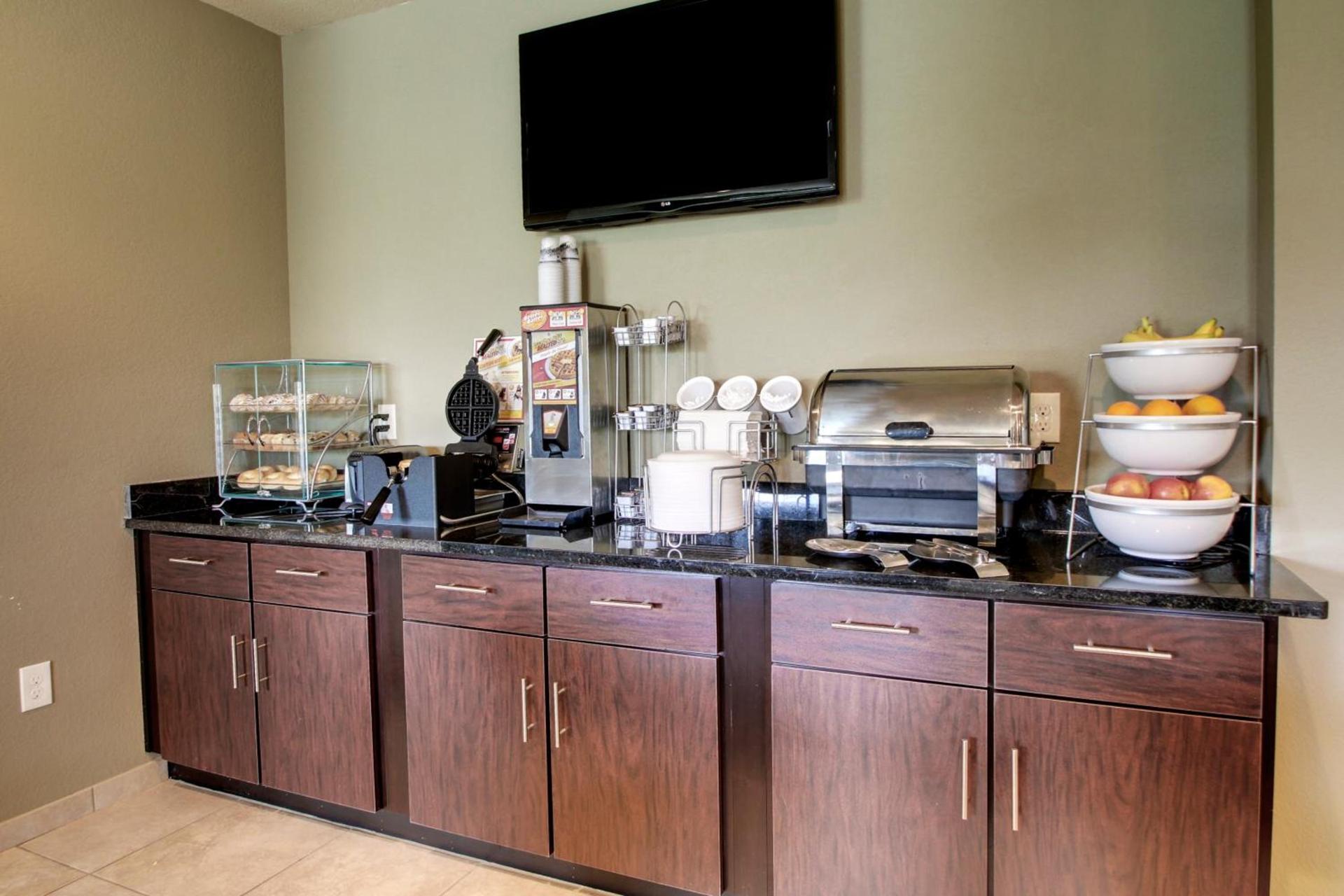 Cobblestone Inn & Suites - Avoca photo 24