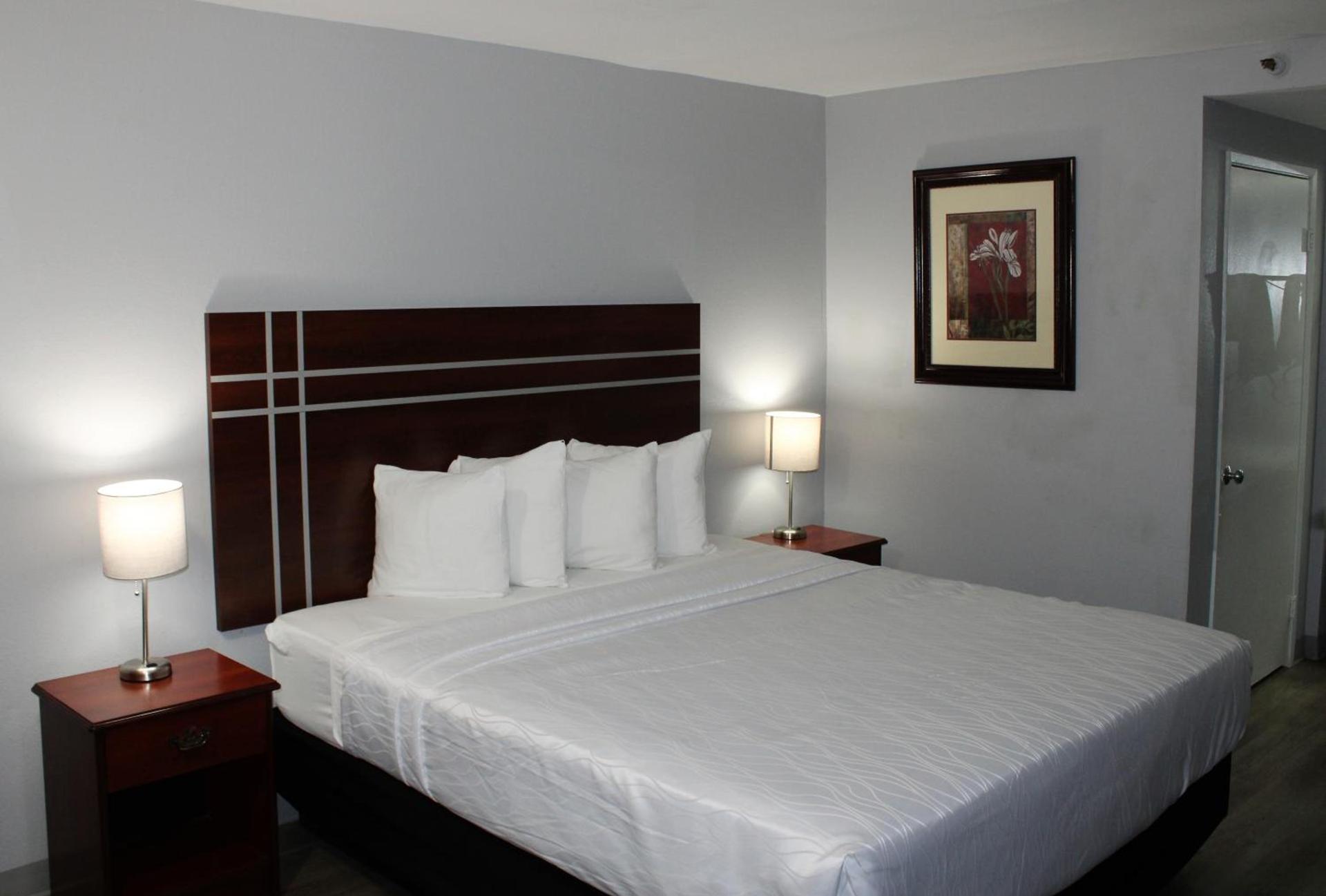 Rancho San Diego Inn & Suites photo 2