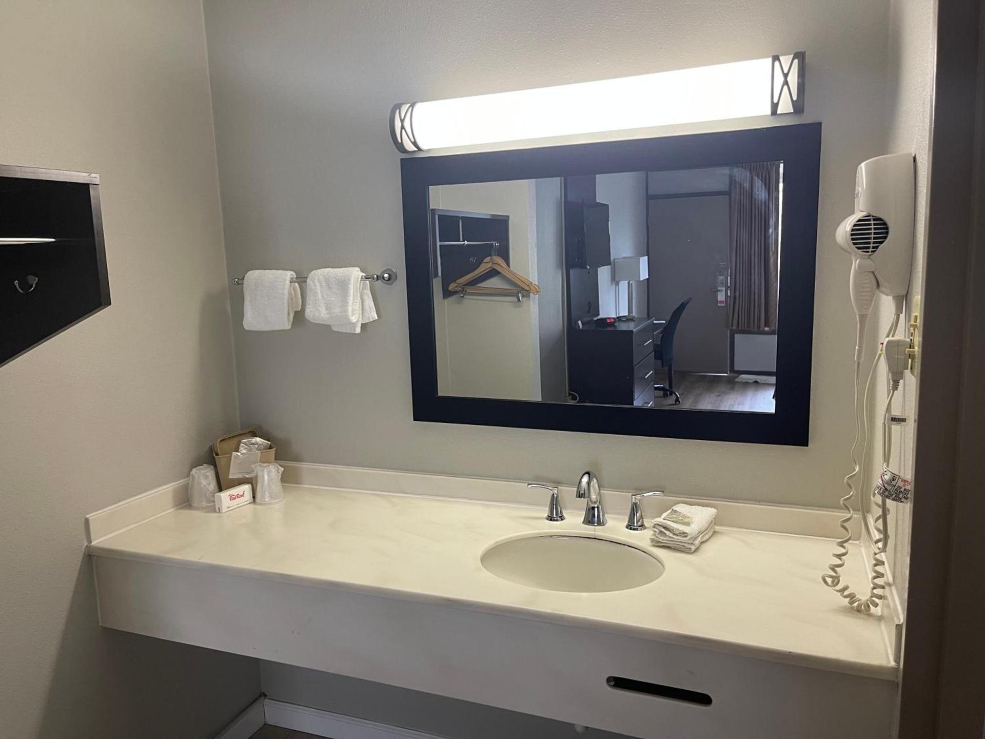 Red Roof Inn Clearfield photo 23