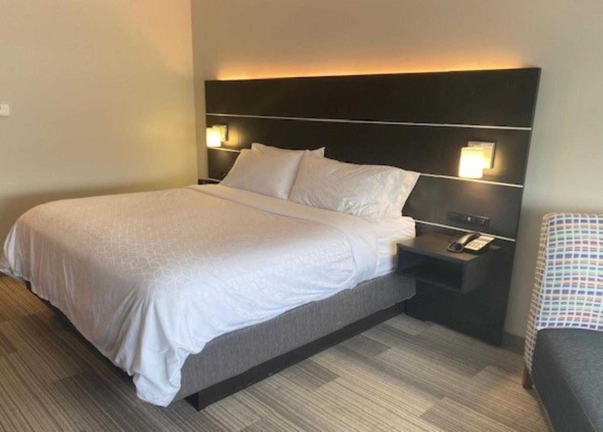 Holiday Inn Express & Suites Warrensburg North by IHG photo 12