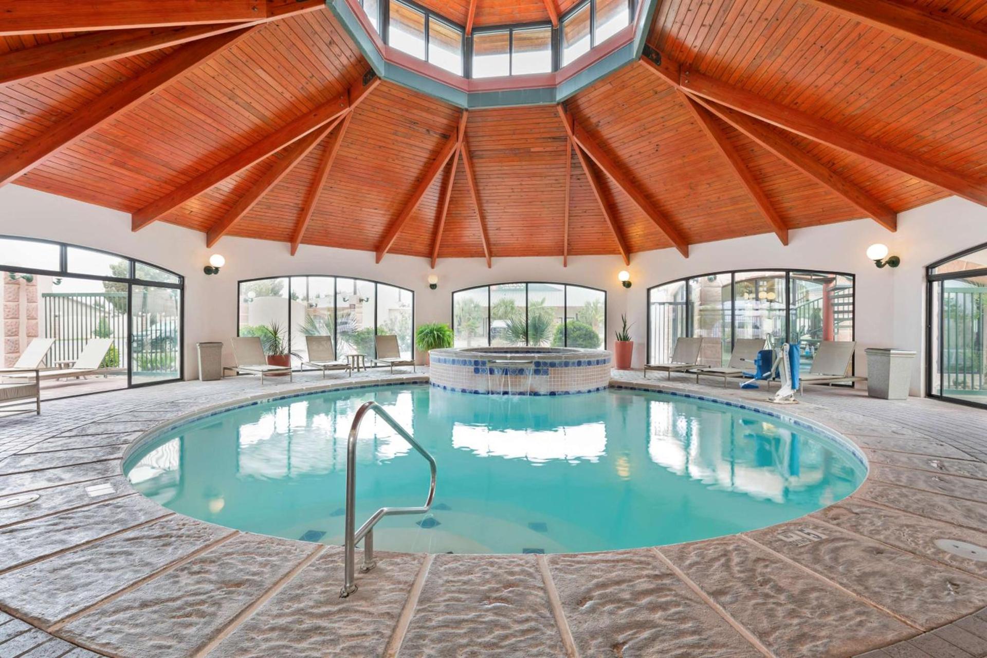 Best Western Plus Swiss Chalet Hotel & Suites photo 2