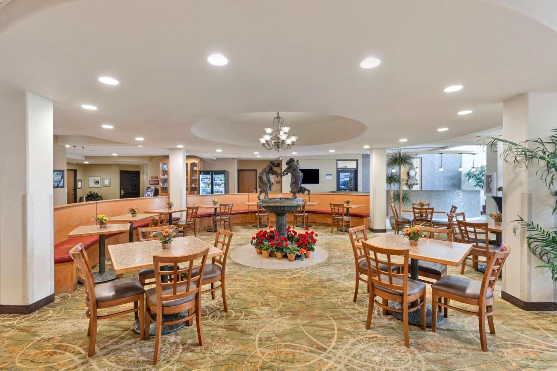 Best Western Plus Swiss Chalet Hotel & Suites photo 3