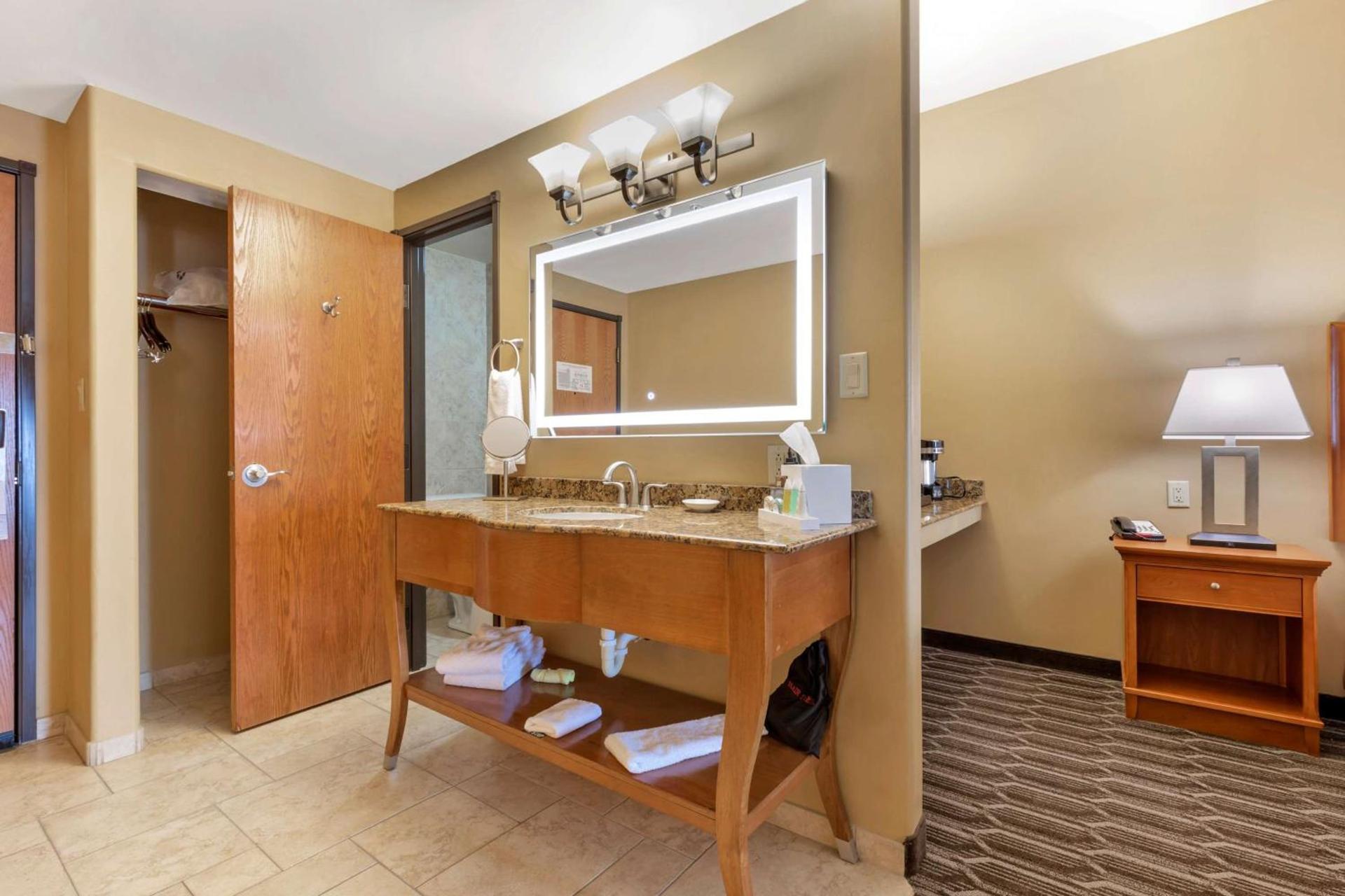 Best Western Plus Swiss Chalet Hotel & Suites photo 11