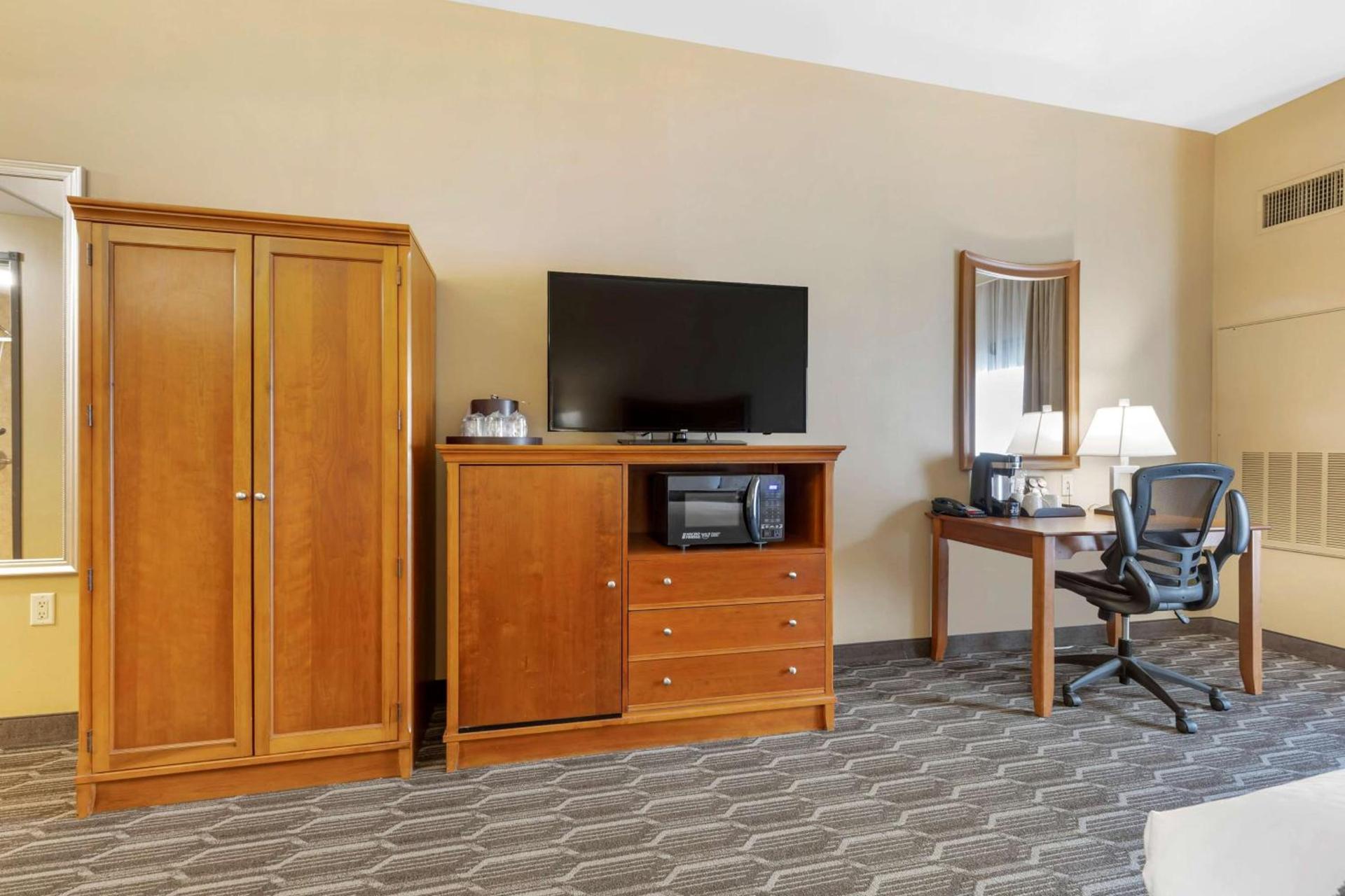 Best Western Plus Swiss Chalet Hotel & Suites photo 32