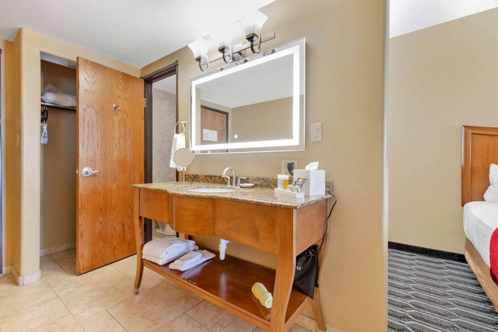 Best Western Plus Swiss Chalet Hotel & Suites photo 16