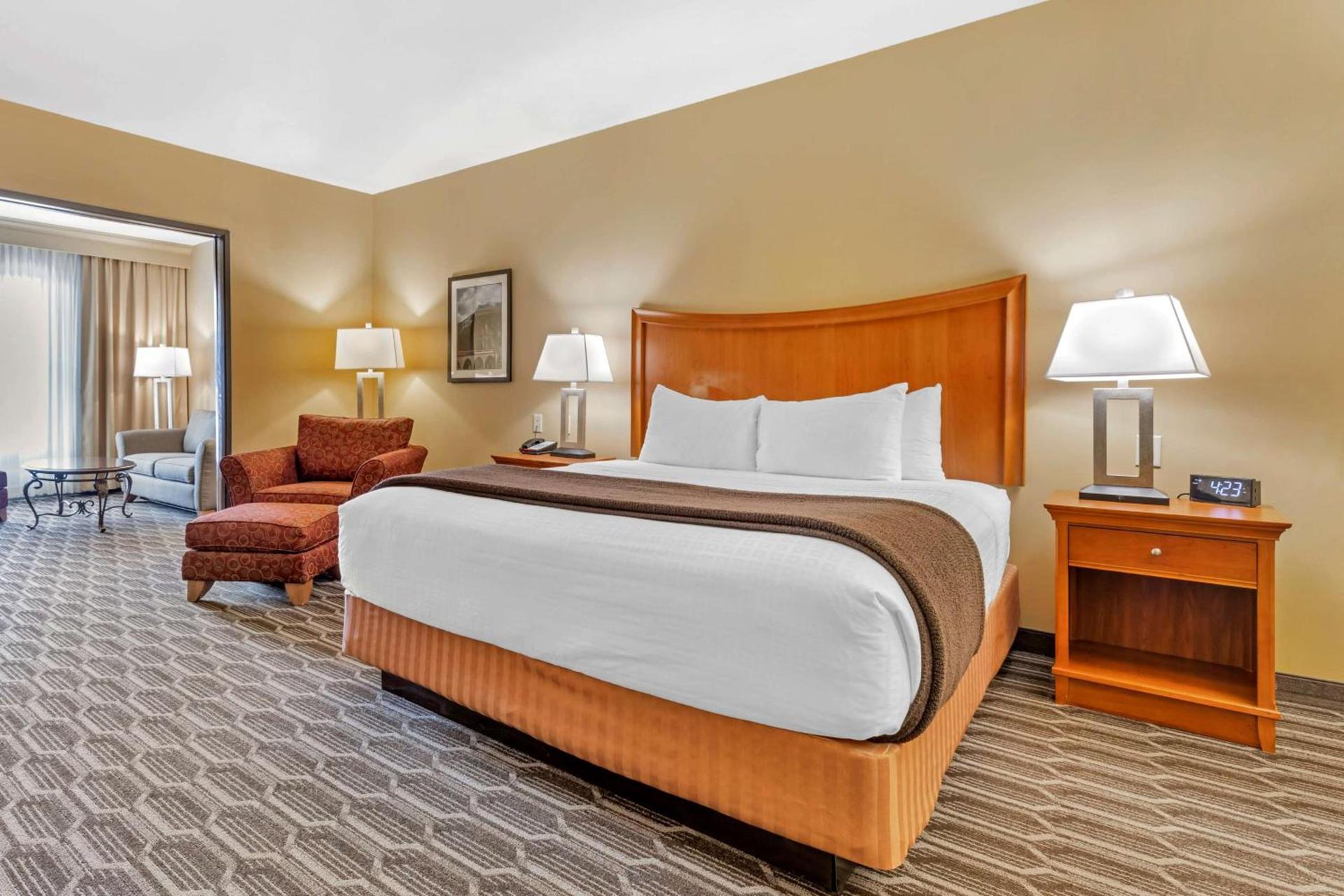 Best Western Plus Swiss Chalet Hotel & Suites photo 41